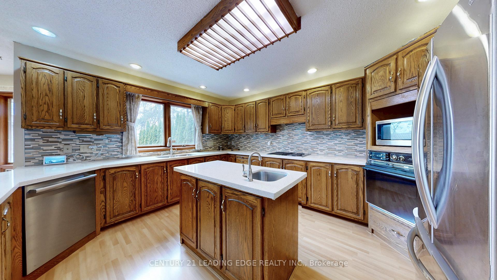 Photo 16 of 1127 Oshawa Boulevard N, Oshawa, Centennial — HOMEH