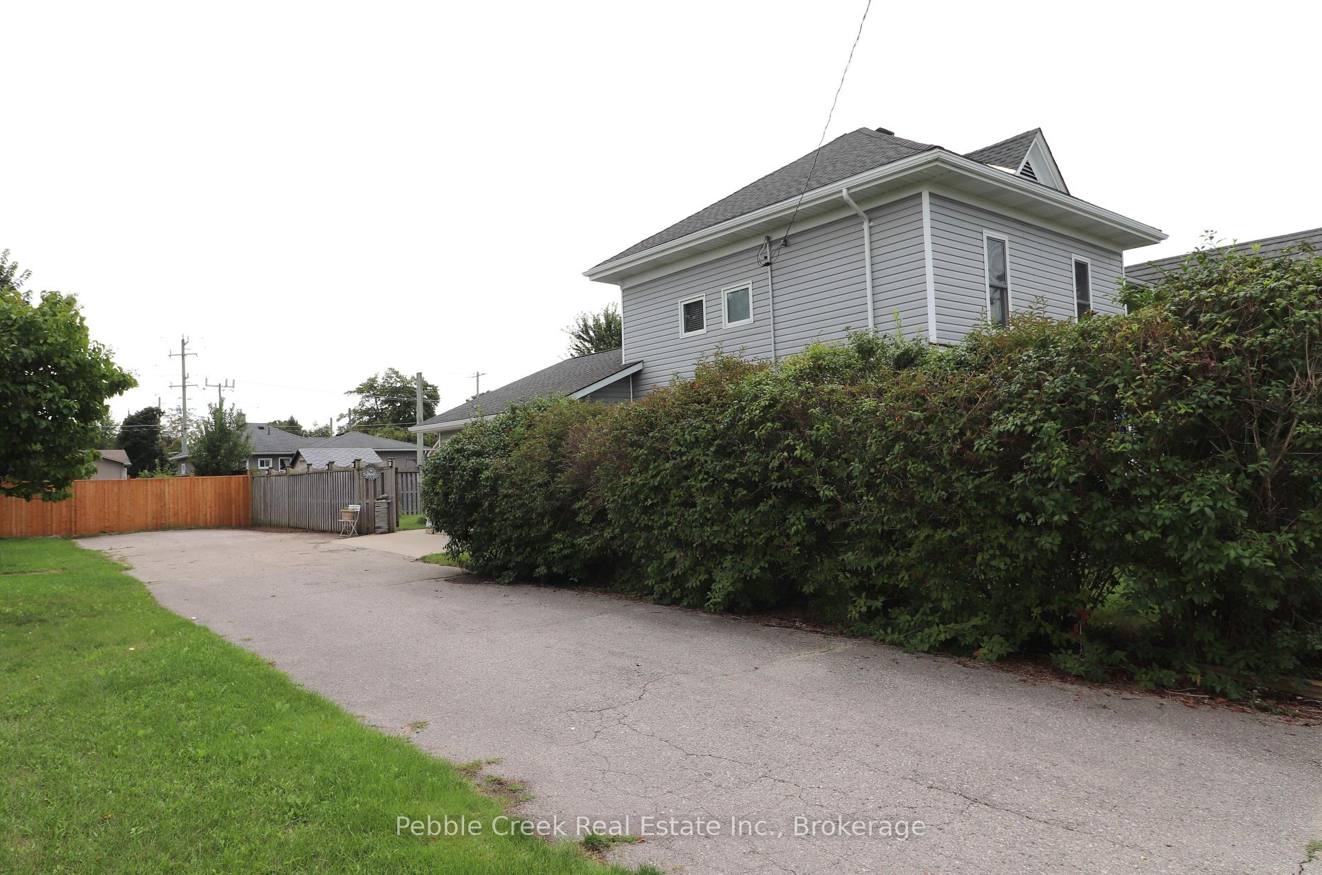 Photo 3 of 206 Picton Street E, Goderich, Goderich (Town) — HOMEH