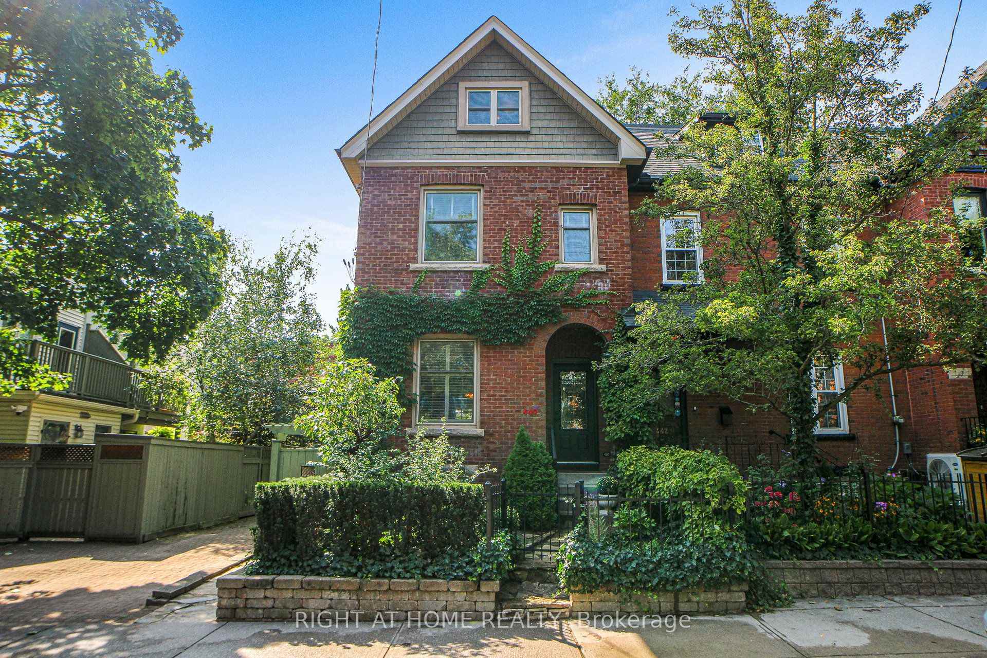 Front of 440 Sackville Street