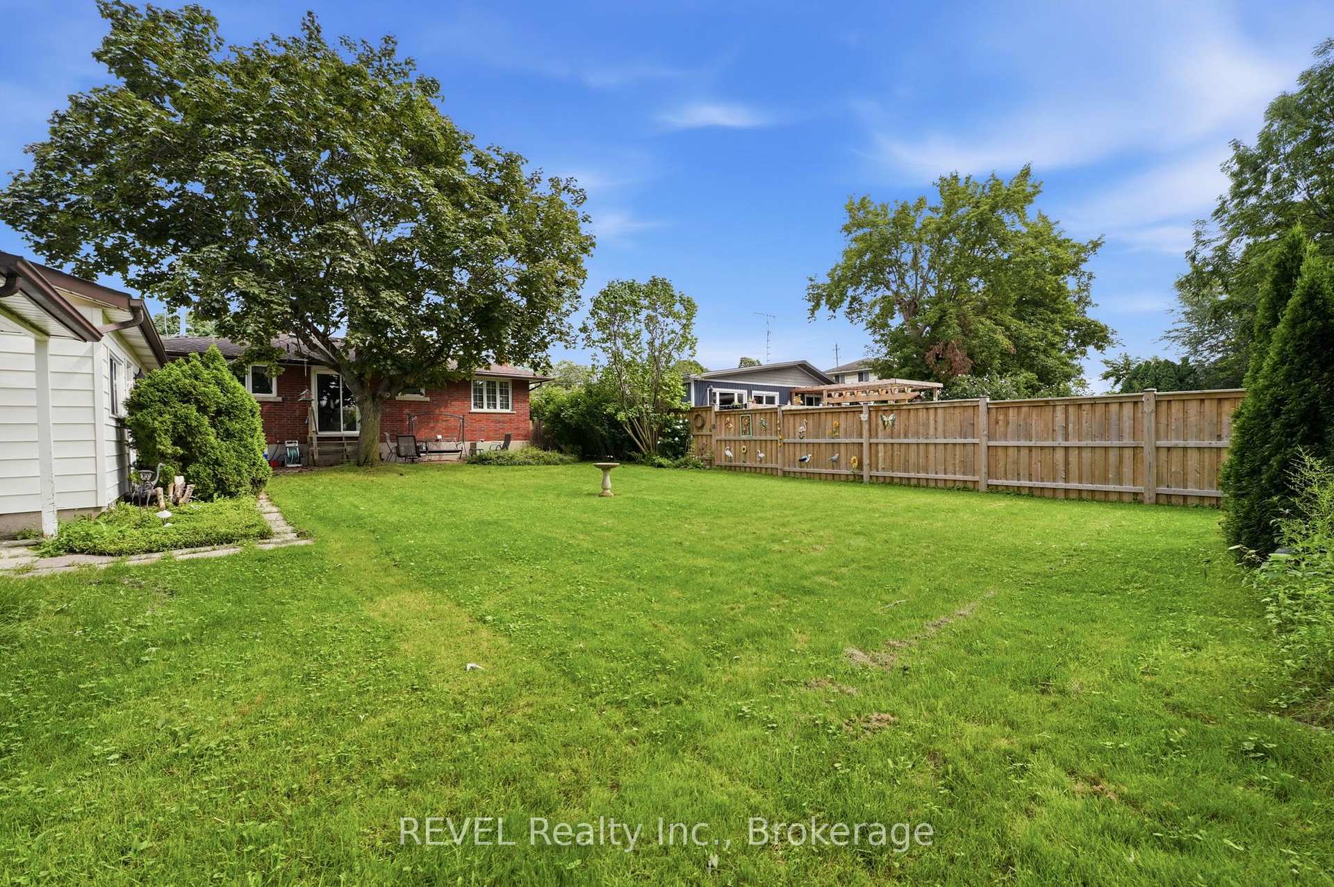 Photo 6 of 563 Bunting Road, St. Catharines, Bunting/Linwell — HOMEH