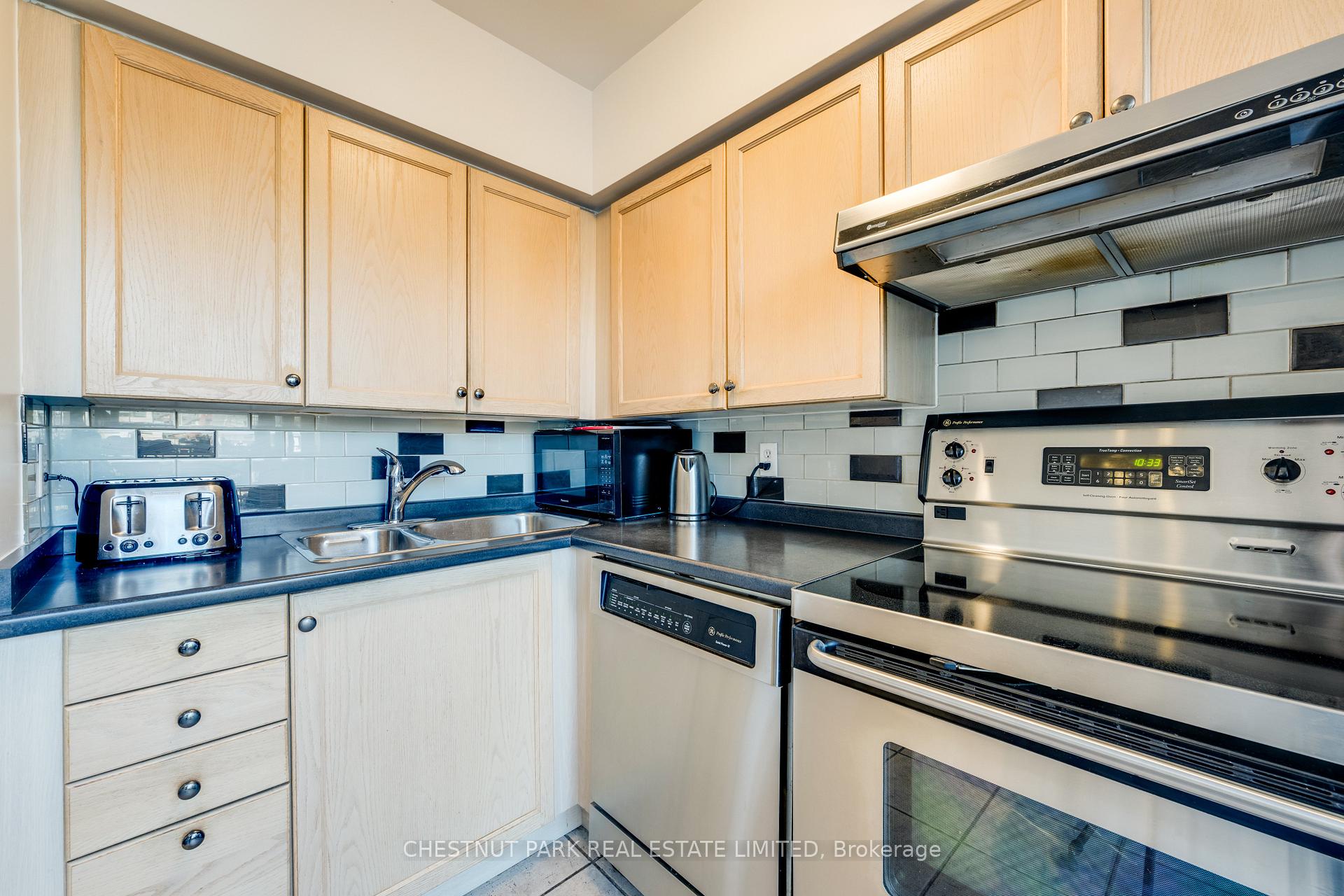 Photo 15 of Unit TH8, 140 Bathurst Street, Toronto, Niagara — HOMEH