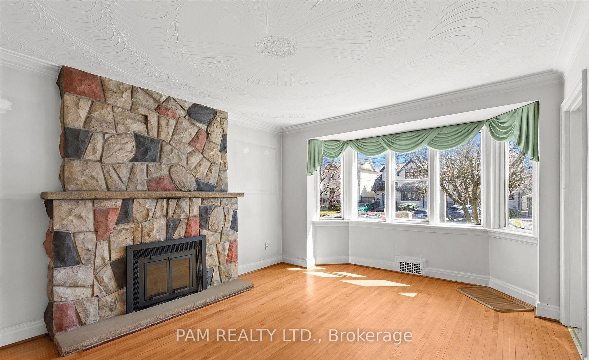 Photo 3 of 42 Parklea Drive, Toronto, Leaside — HOMEH