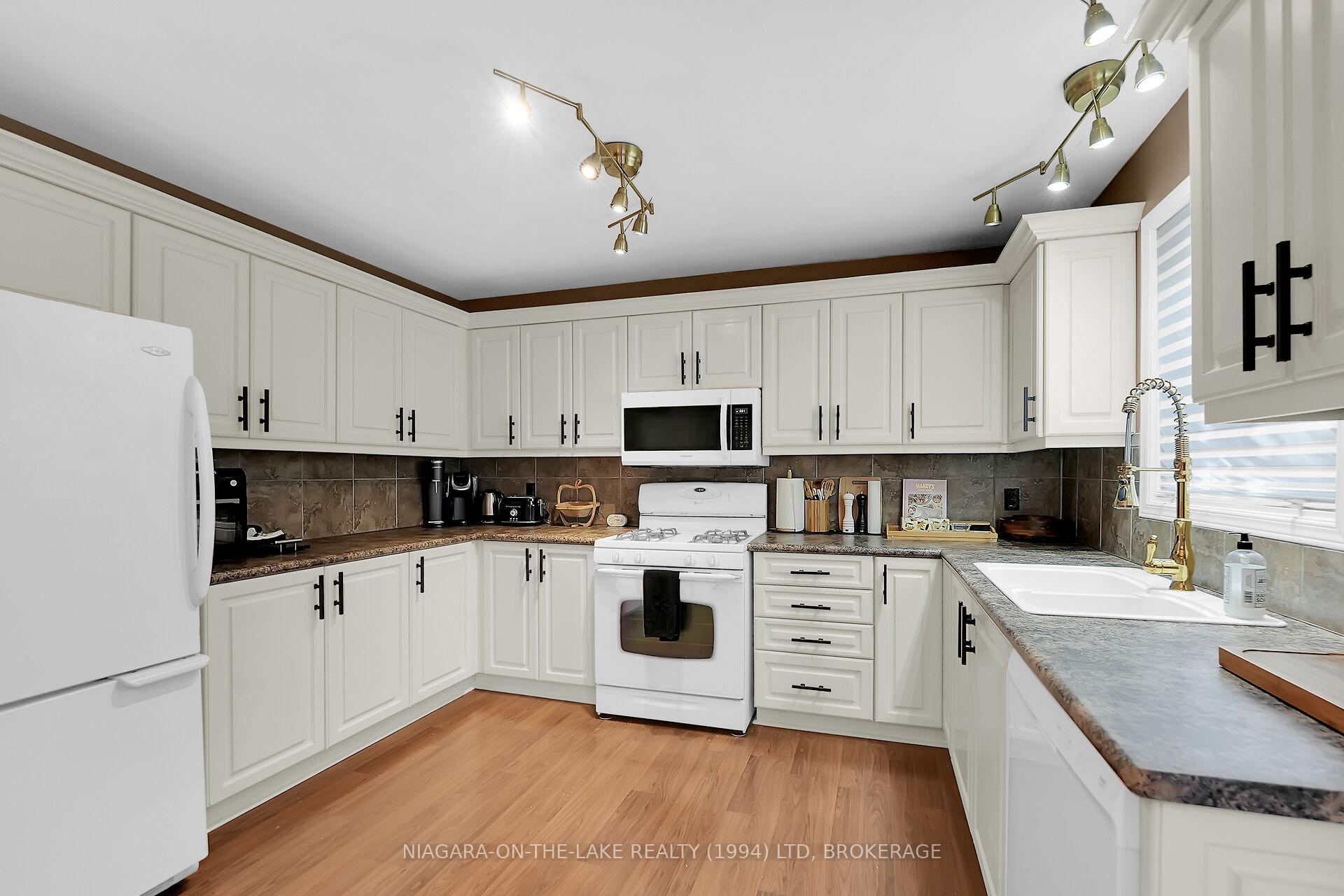 Photo 14 of 8 Lakeside Drive, St. Catharines, Port Weller — HOMEH