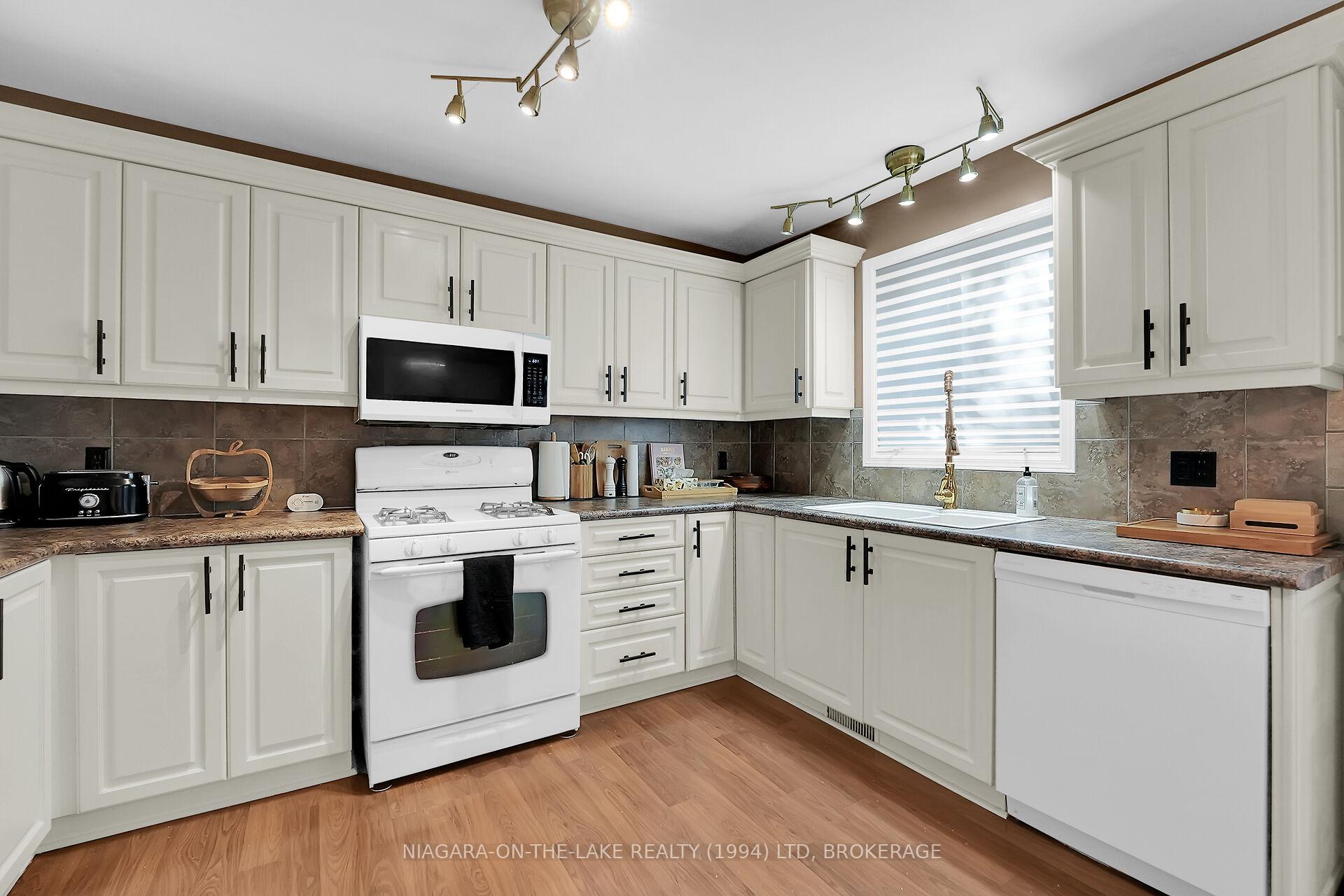 Photo 15 of 8 Lakeside Drive, St. Catharines, Port Weller — HOMEH