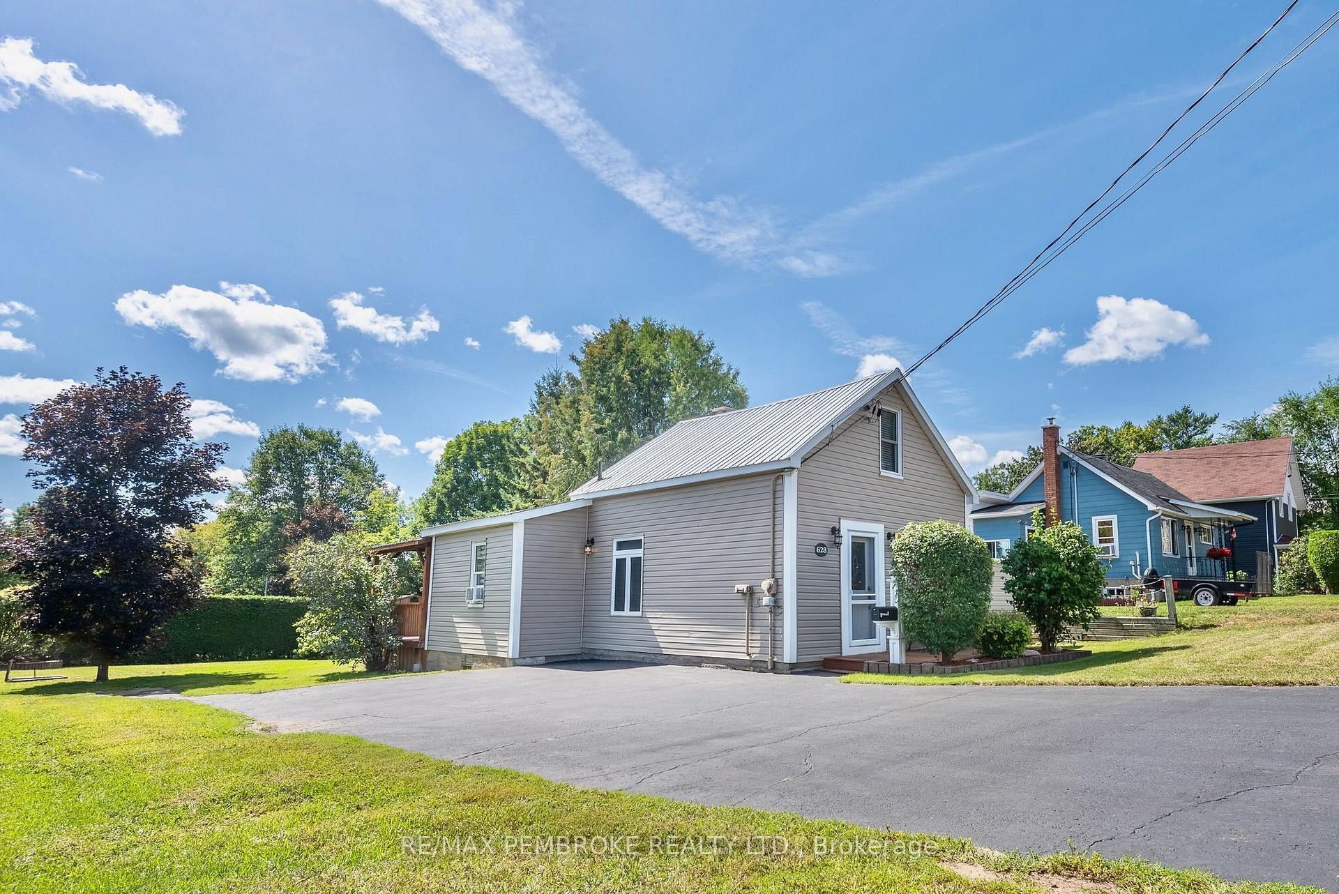 Photo 2 of 628 Perth Street, Pembroke, Pembroke — HOMEH