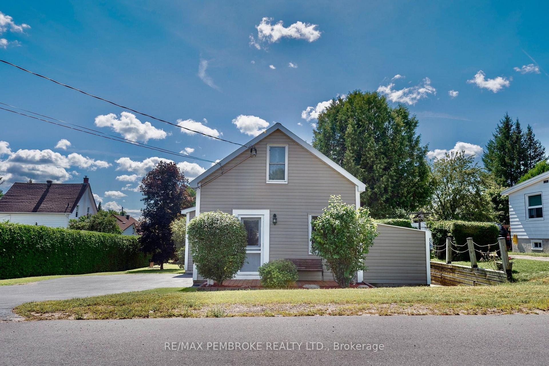 Photo 3 of 628 Perth Street, Pembroke, Pembroke — HOMEH