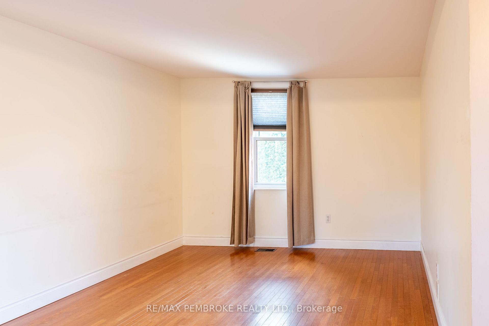 Photo 15 of 628 Perth Street, Pembroke, Pembroke — HOMEH
