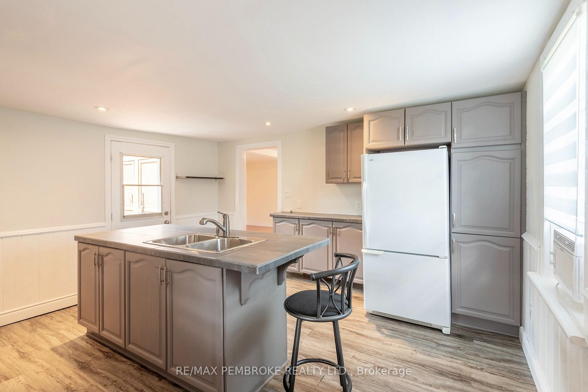 Photo 17 of 628 Perth Street, Pembroke, Pembroke — HOMEH