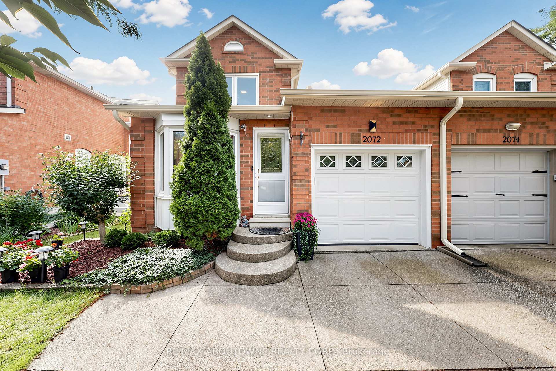 Photo 2 of 2072 Glenada Crescent, Oakville, Wedgewood Creek — HOMEH