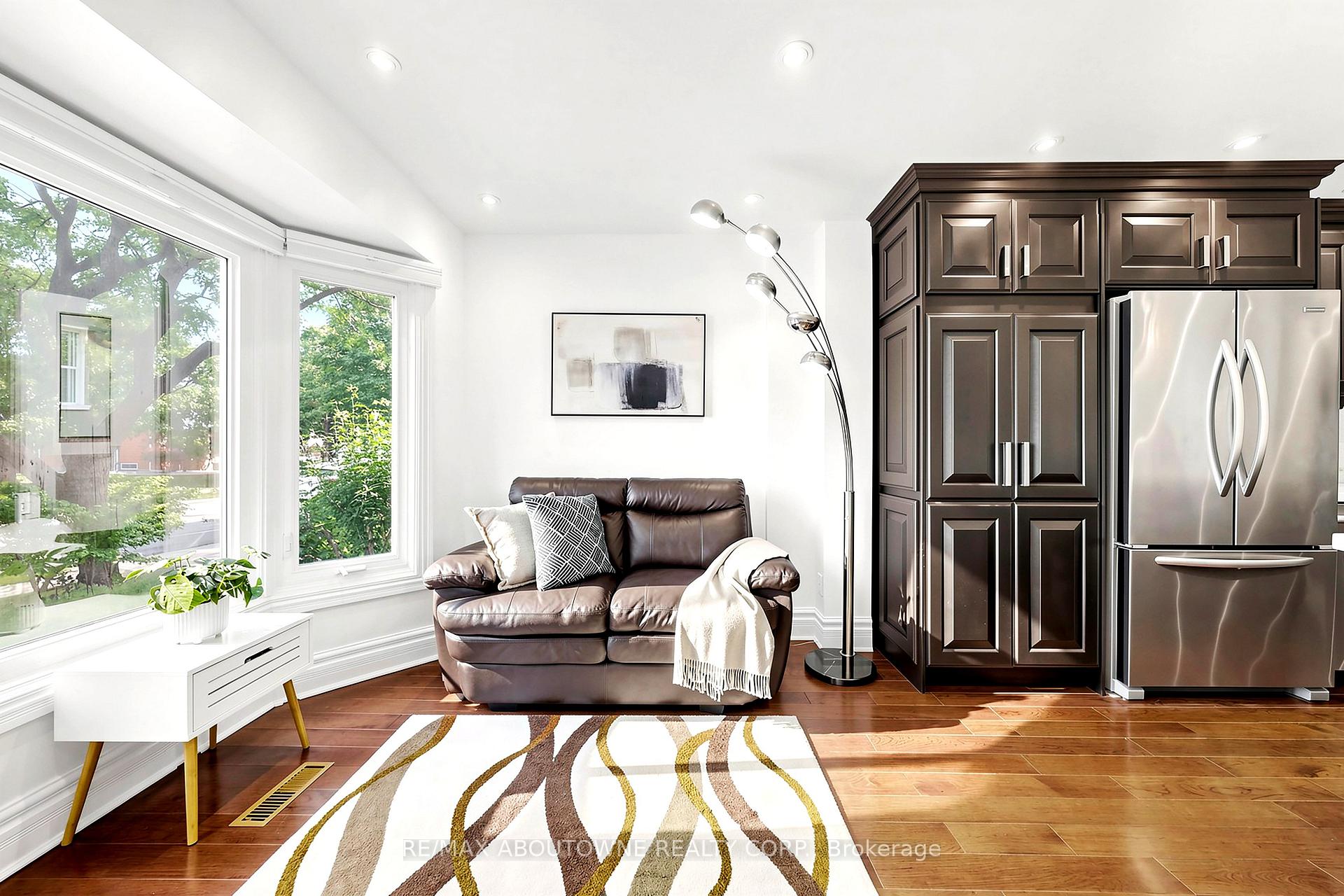 Photo 5 of 2072 Glenada Crescent, Oakville, Wedgewood Creek — HOMEH