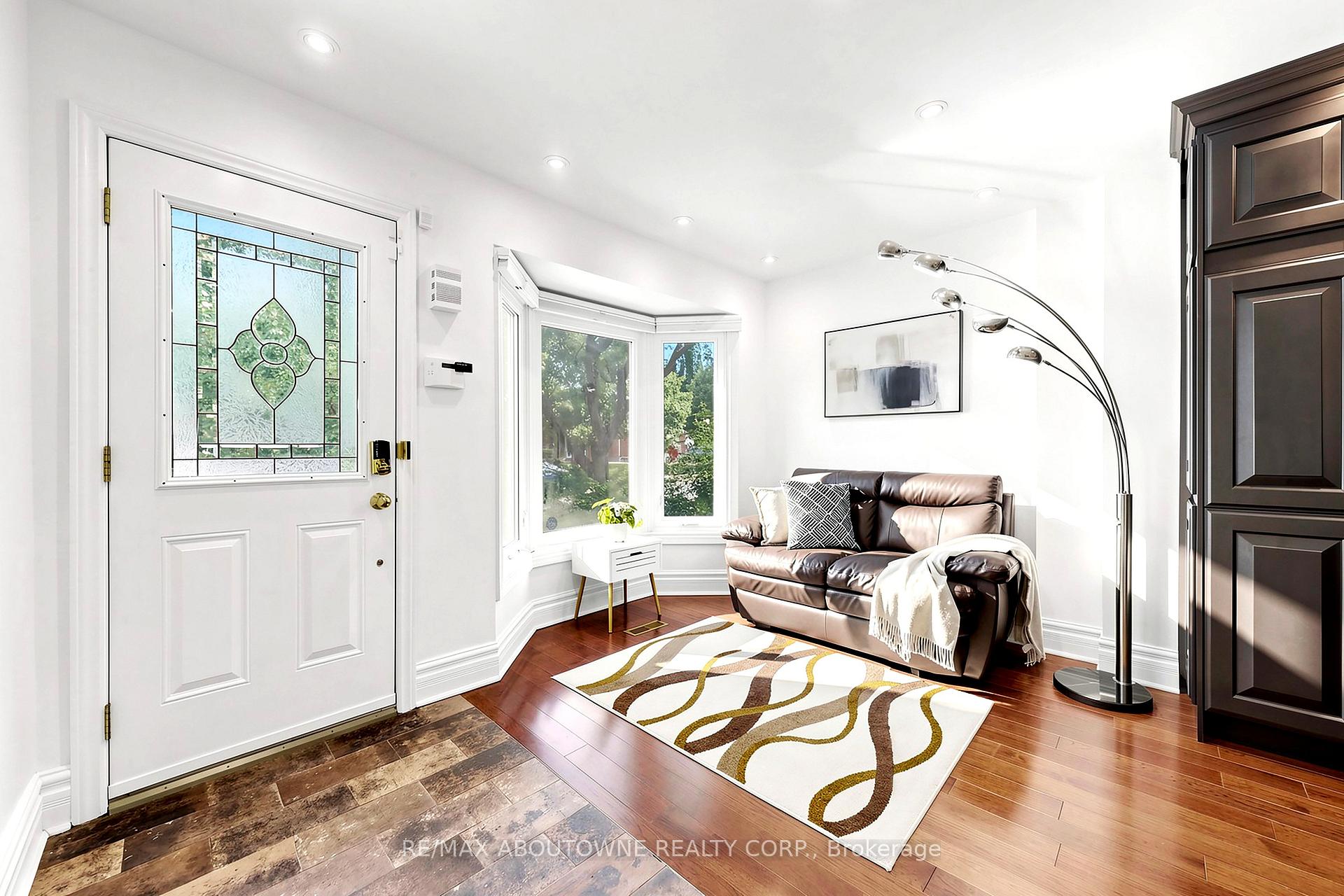 Photo 4 of 2072 Glenada Crescent, Oakville, Wedgewood Creek — HOMEH