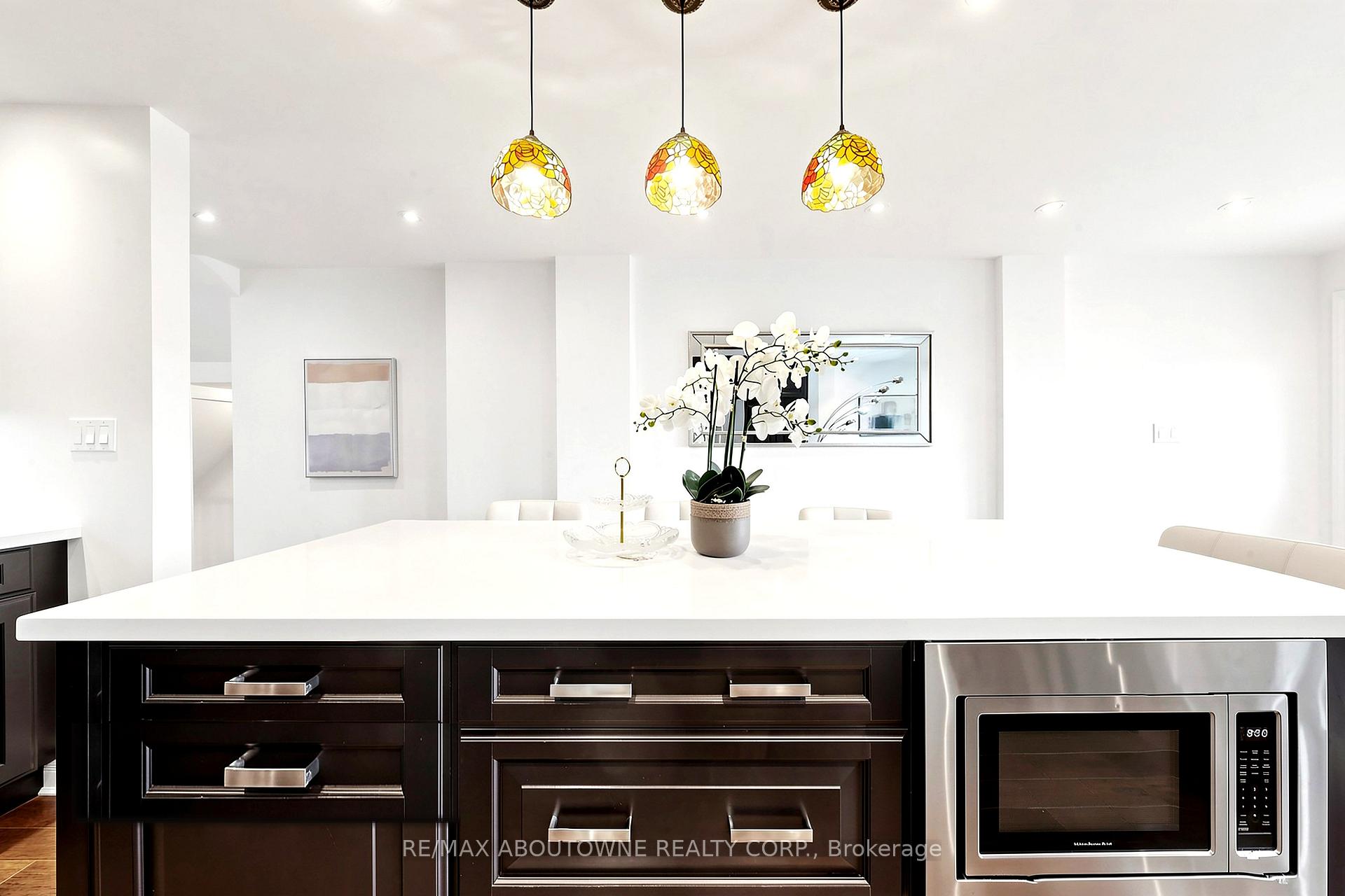 Photo 7 of 2072 Glenada Crescent, Oakville, Wedgewood Creek — HOMEH