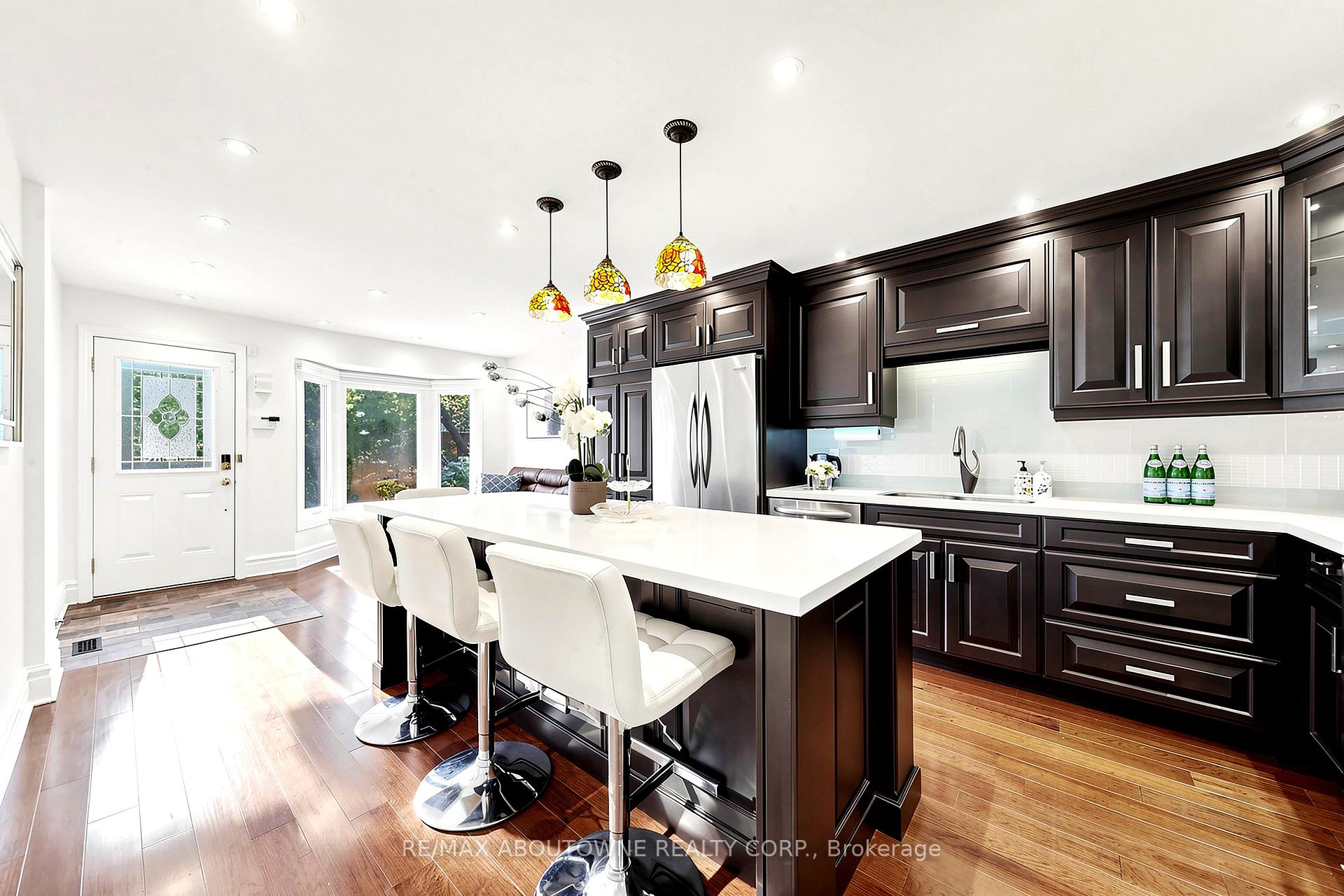 Photo 6 of 2072 Glenada Crescent, Oakville, Wedgewood Creek — HOMEH