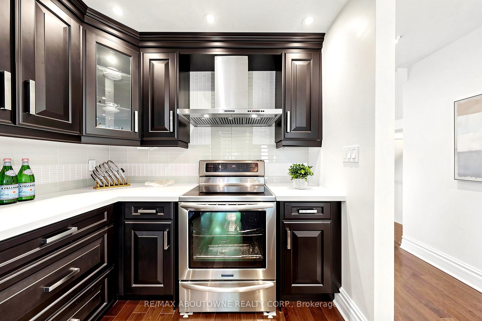Photo 9 of 2072 Glenada Crescent, Oakville, Wedgewood Creek — HOMEH