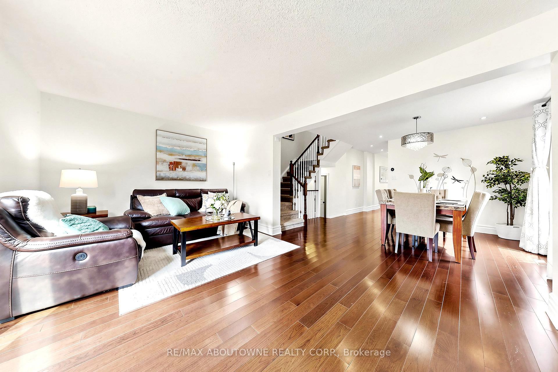 Photo 11 of 2072 Glenada Crescent, Oakville, Wedgewood Creek — HOMEH