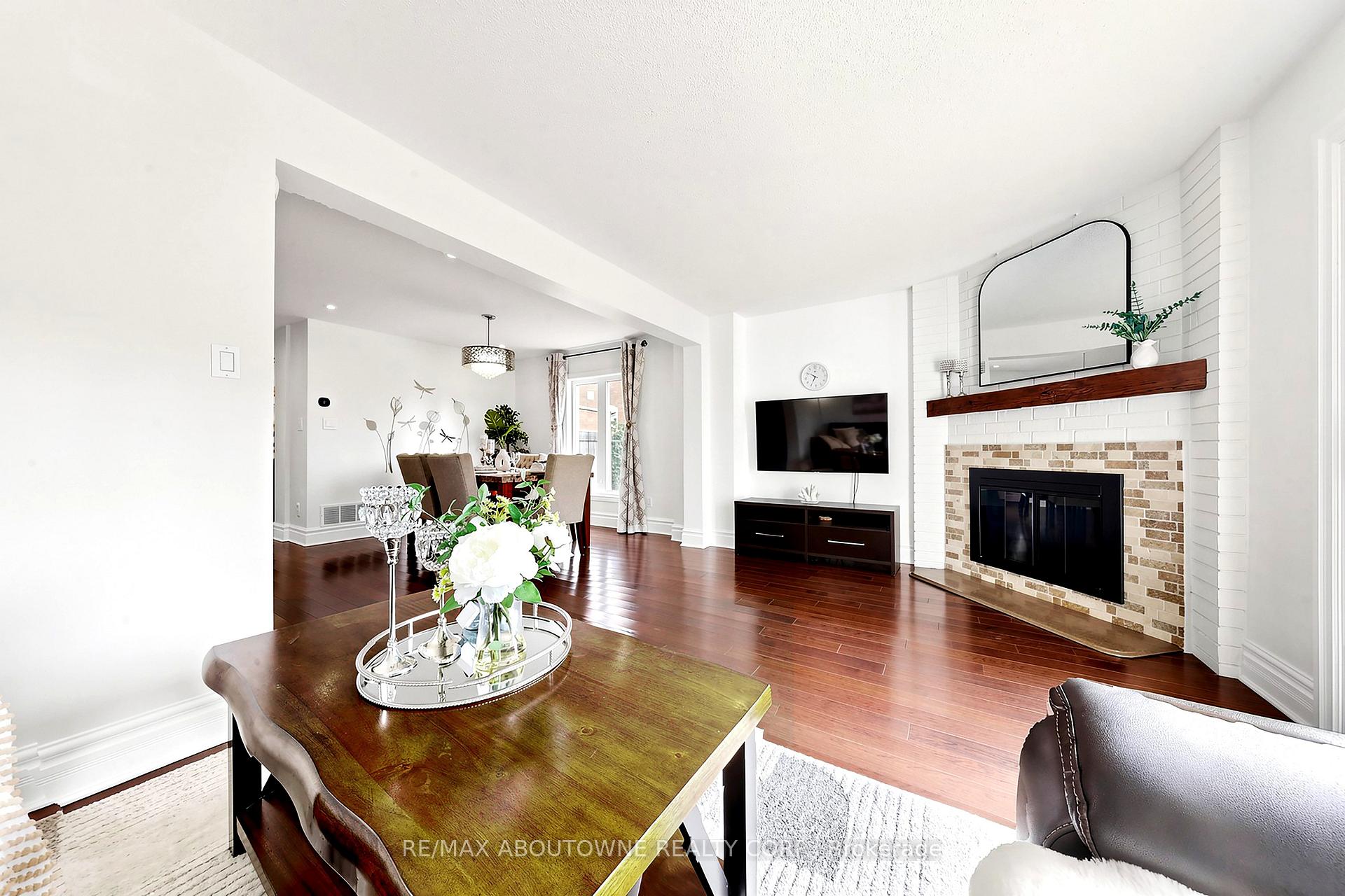 Photo 12 of 2072 Glenada Crescent, Oakville, Wedgewood Creek — HOMEH