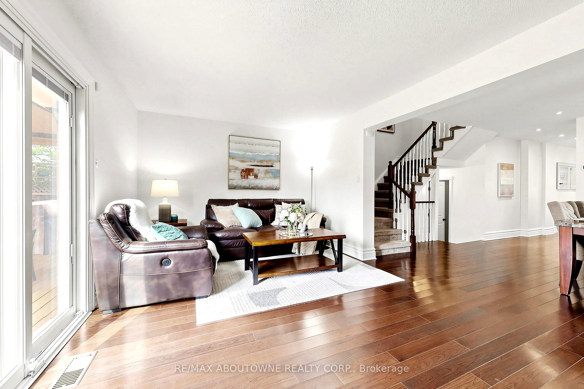 Photo 13 of 2072 Glenada Crescent, Oakville, Wedgewood Creek — HOMEH