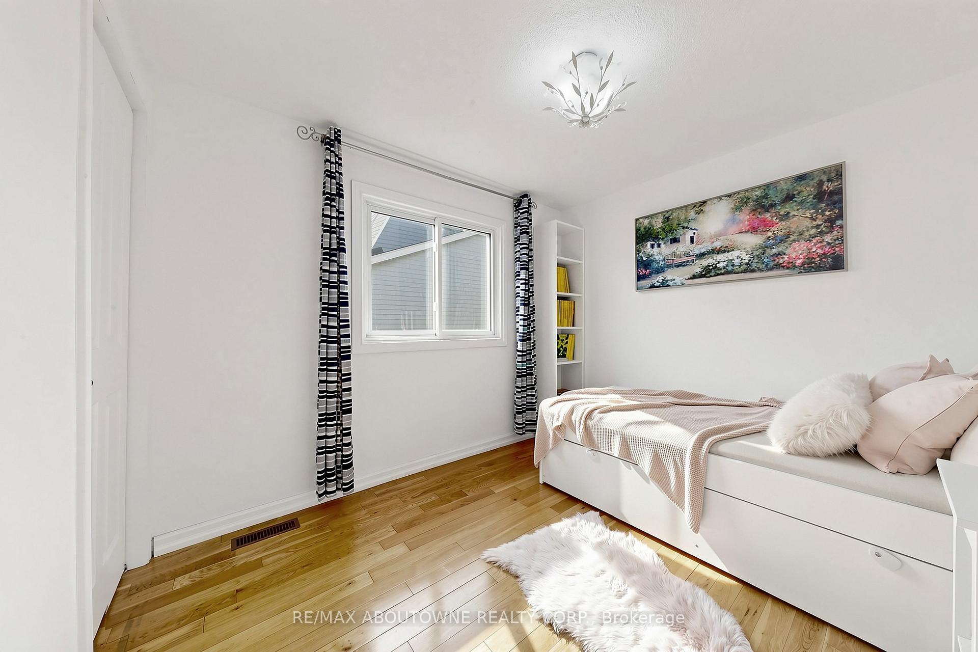 Photo 18 of 2072 Glenada Crescent, Oakville, Wedgewood Creek — HOMEH