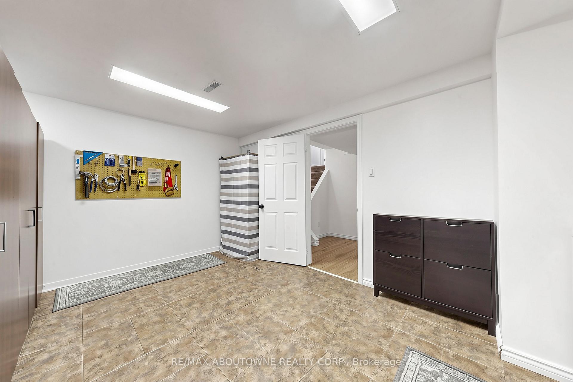 Photo 26 of 2072 Glenada Crescent, Oakville, Wedgewood Creek — HOMEH