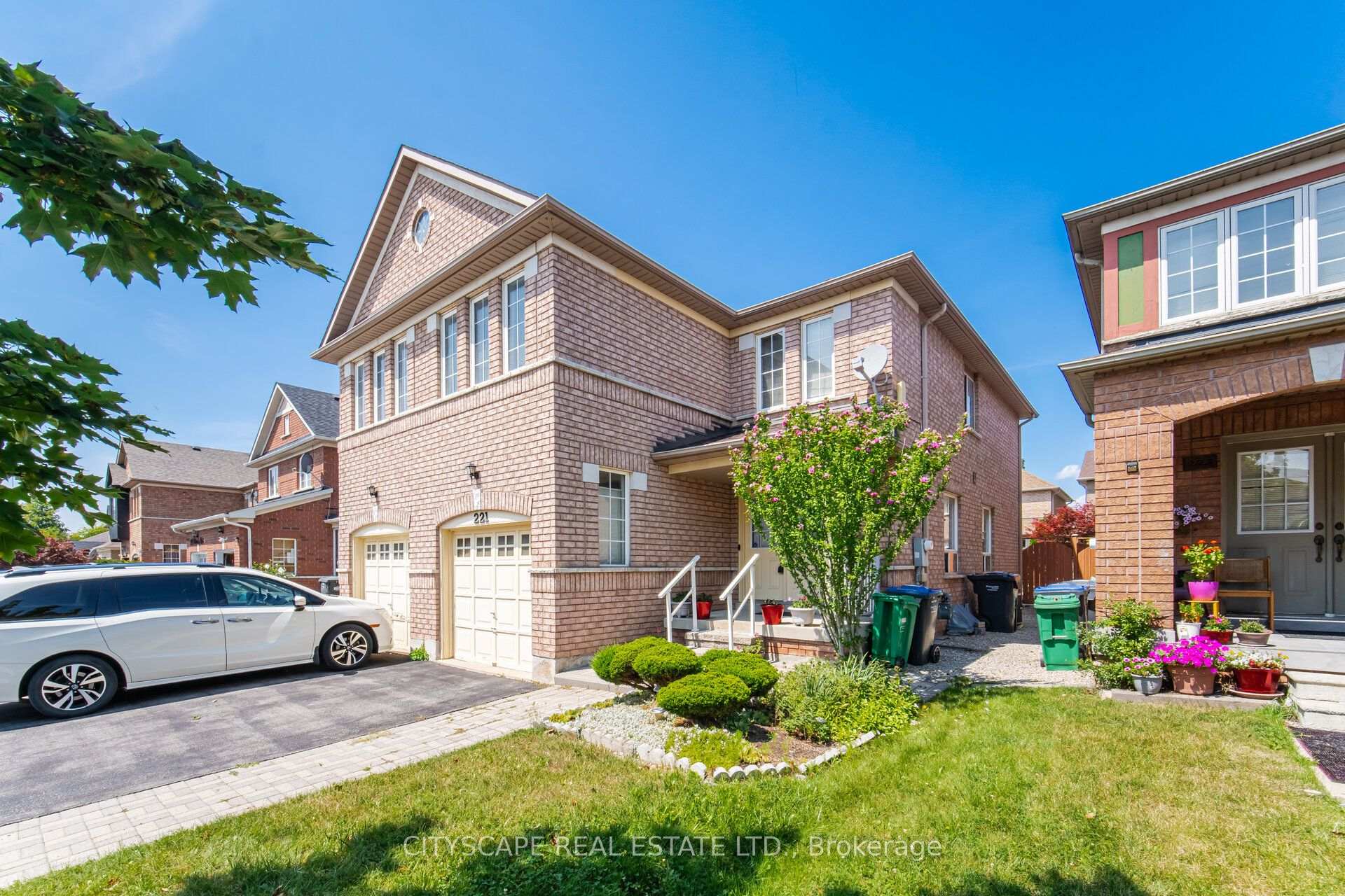 Photo 5 of 221 Richvale Drive S, Brampton, Heart Lake East — HOMEH