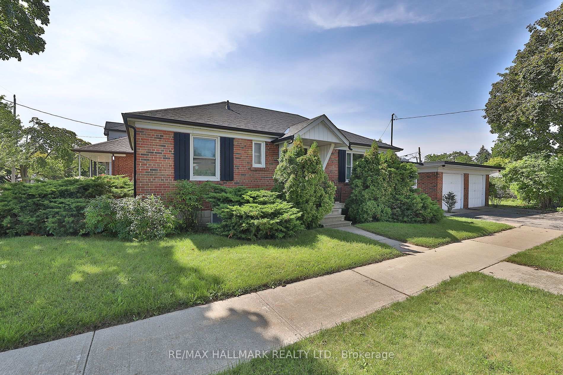 Photo 2 of 55 Athol Avenue, Etobicoke, Stonegate-Queensway — HOMEH