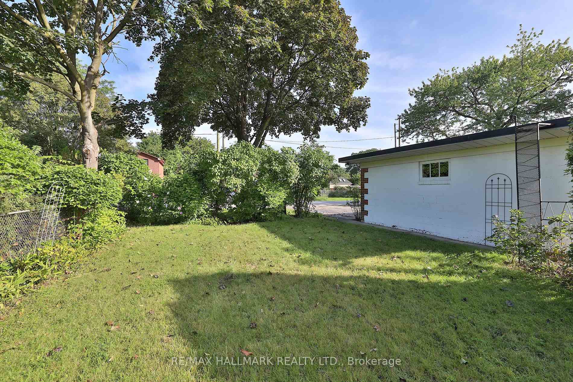 Photo 32 of 55 Athol Avenue, Etobicoke, Stonegate-Queensway — HOMEH