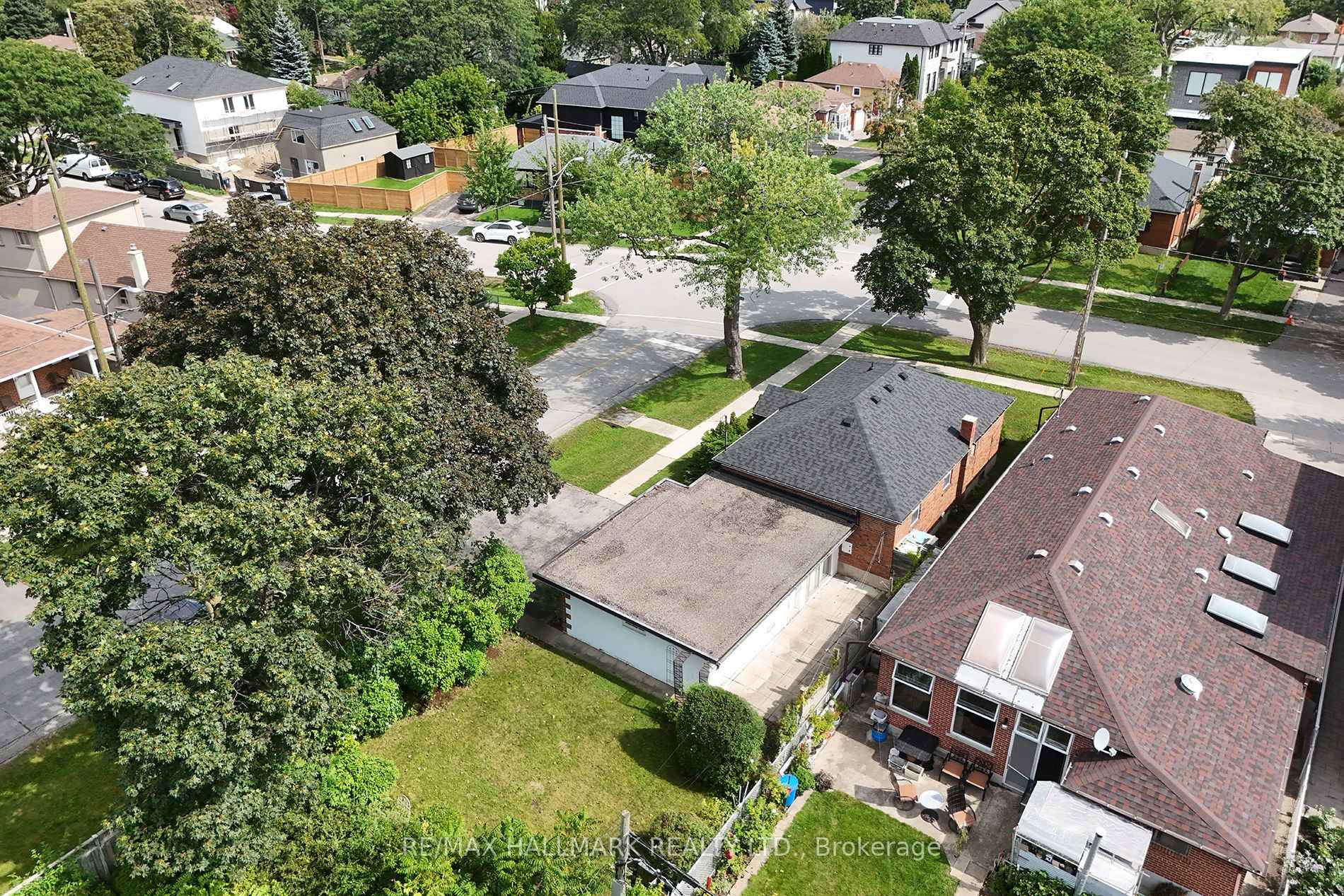 Photo 37 of 55 Athol Avenue, Etobicoke, Stonegate-Queensway — HOMEH
