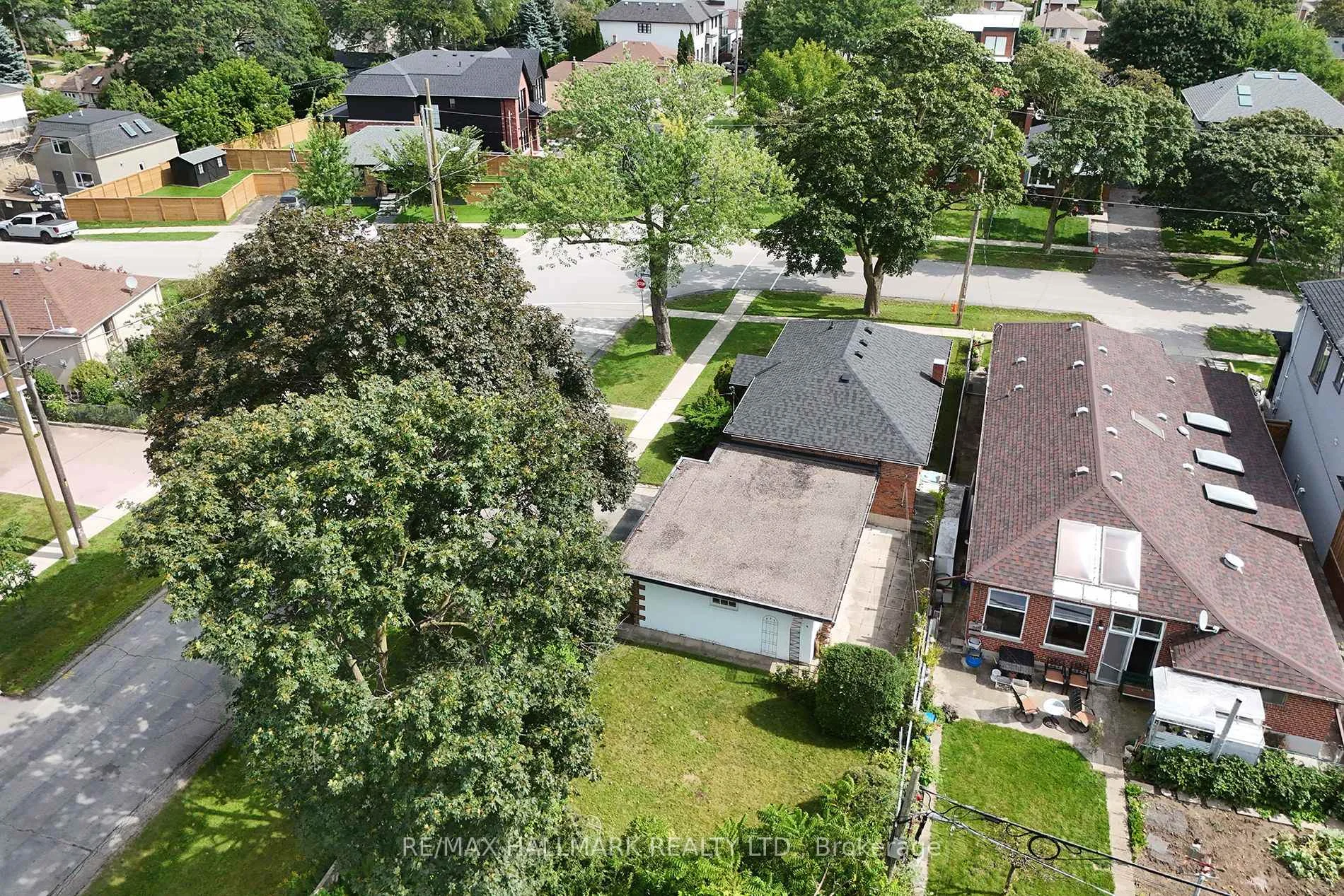 Photo 40 of 55 Athol Avenue, Etobicoke, Stonegate-Queensway — HOMEH