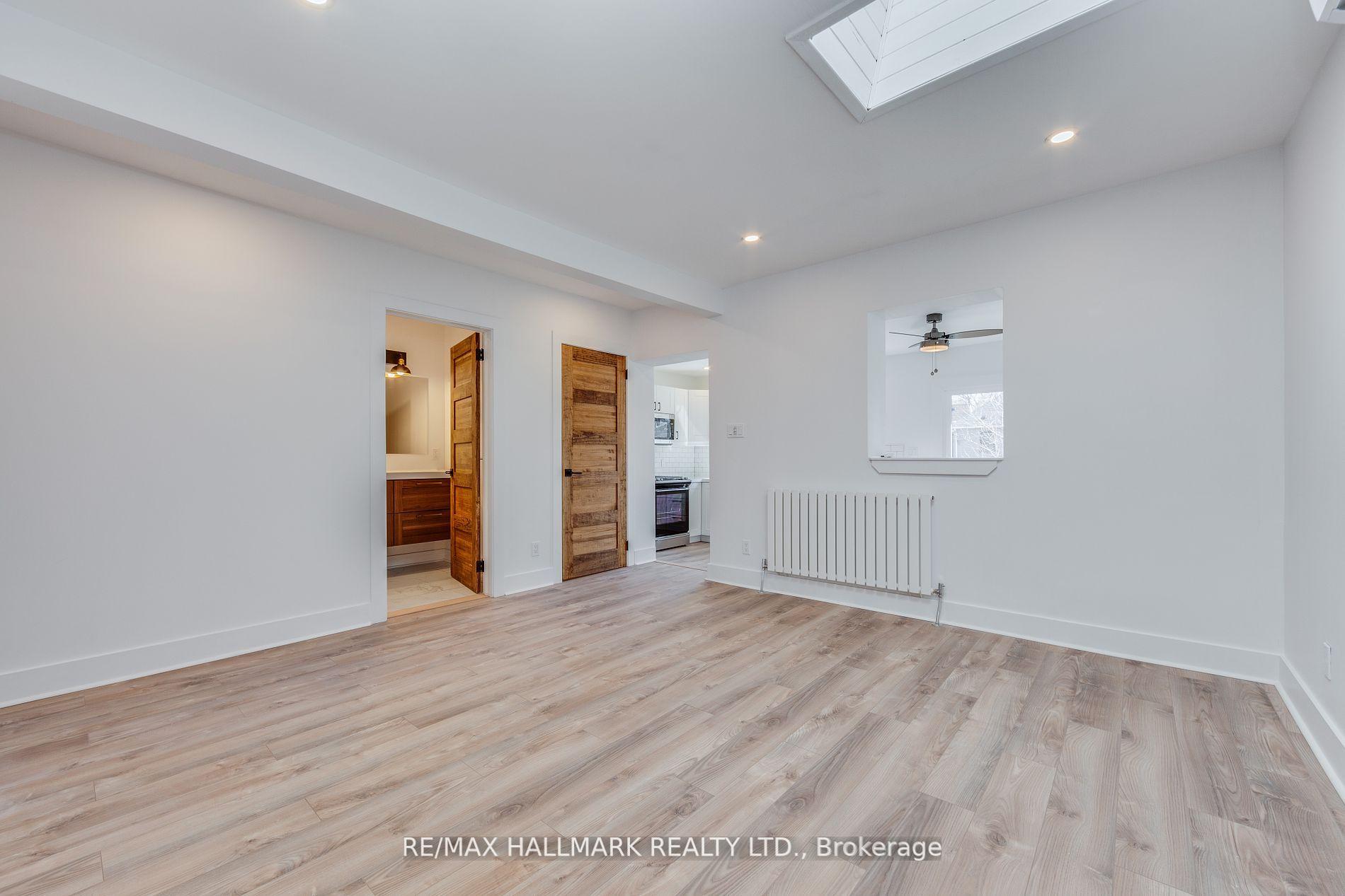 Photo 2 of Unit Upper, 327 Kenilworth Avenue, Toronto, The Beaches — HOMEH