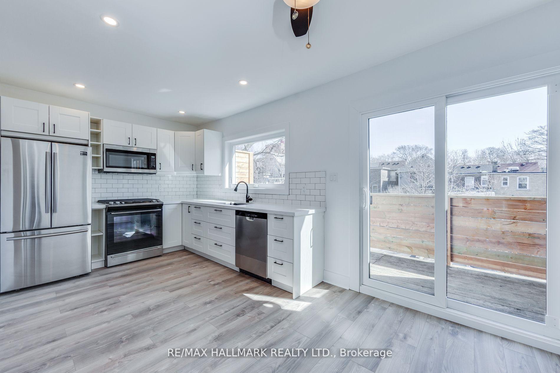 Photo 3 of Unit Upper, 327 Kenilworth Avenue, Toronto, The Beaches — HOMEH
