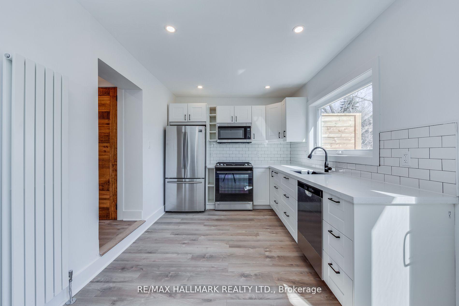 Photo 4 of Unit Upper, 327 Kenilworth Avenue, Toronto, The Beaches — HOMEH