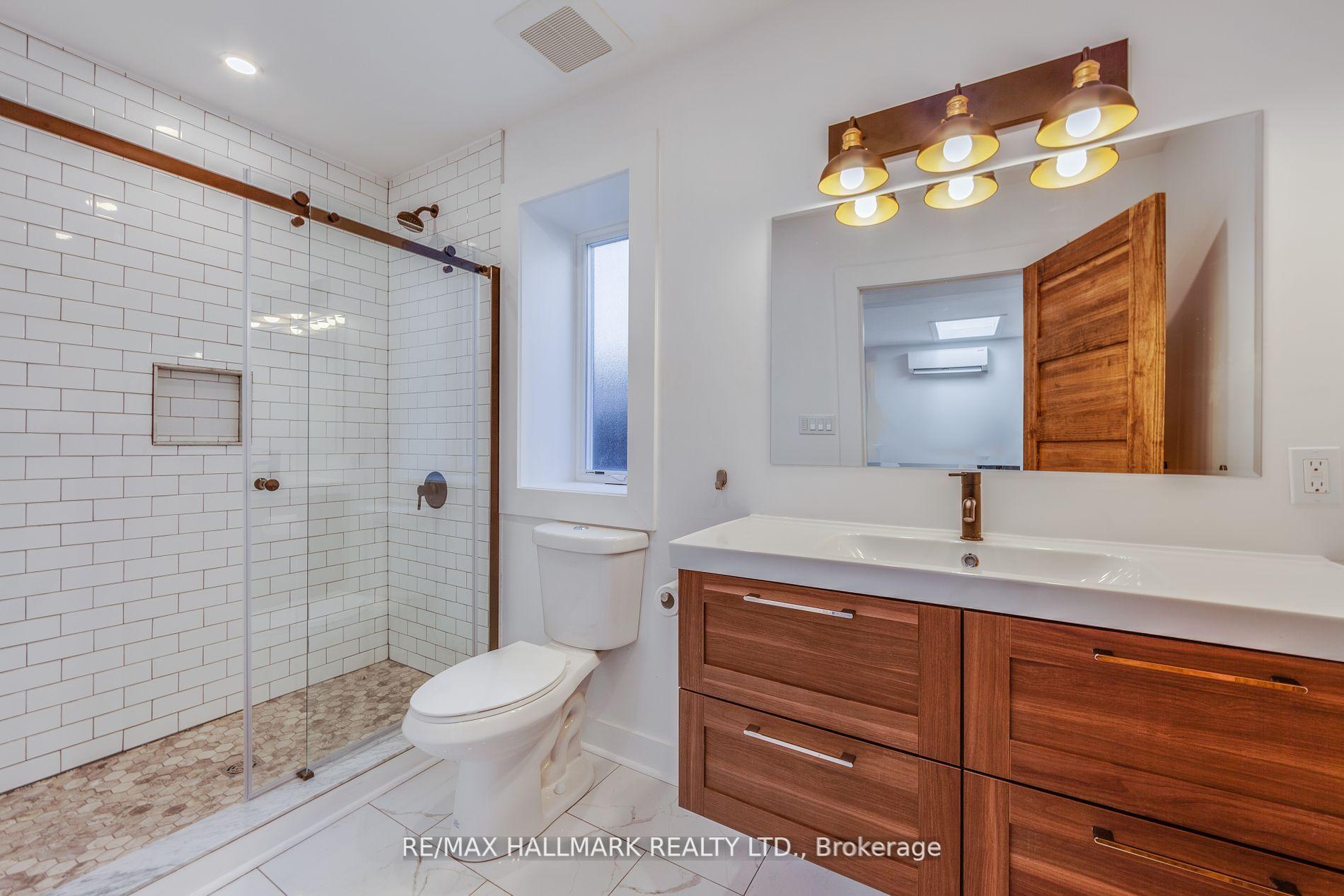 Photo 10 of Unit Upper, 327 Kenilworth Avenue, Toronto, The Beaches — HOMEH