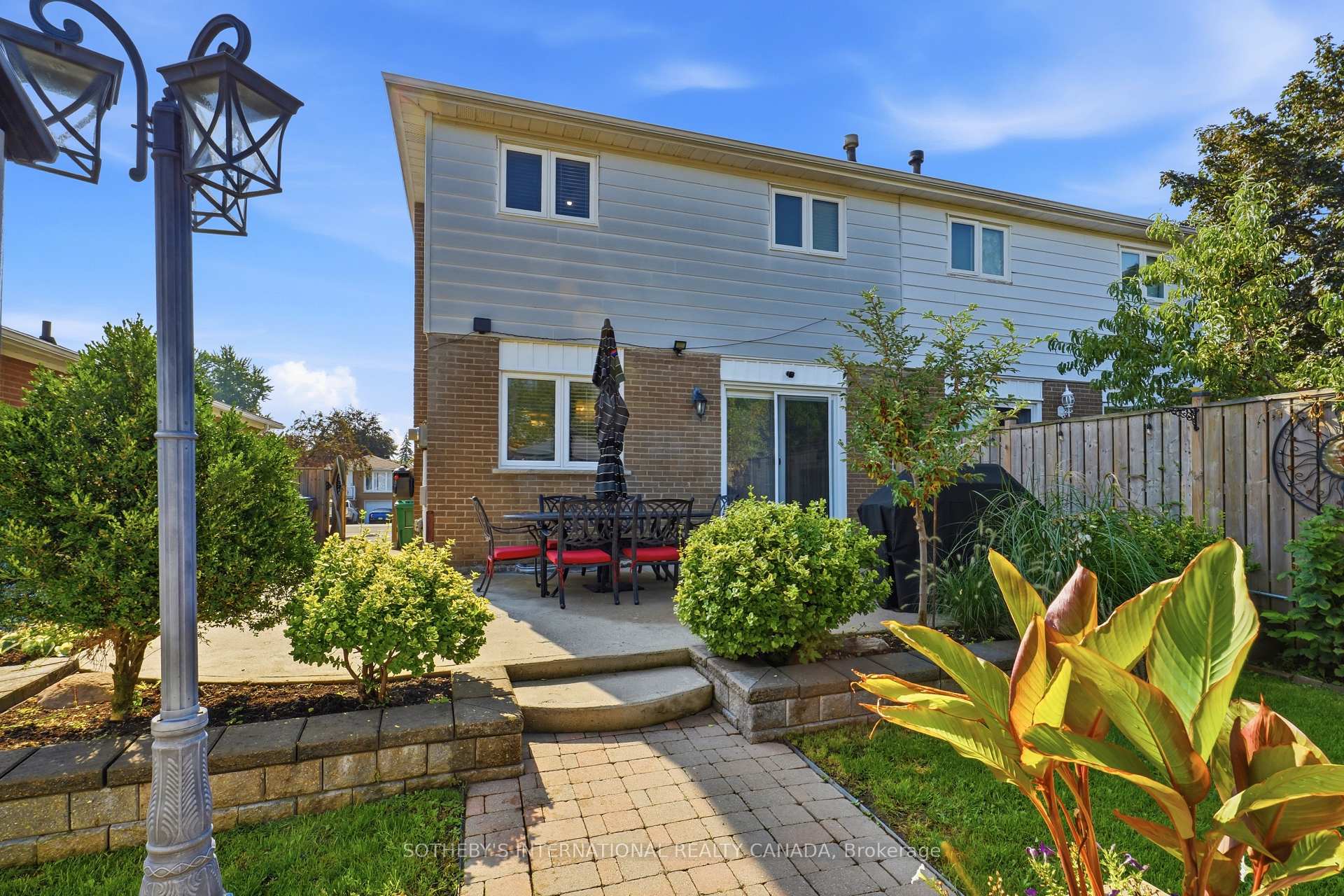 Photo 5 of 2429 Whaley Whaley Drive, Mississauga, Cooksville — HOMEH