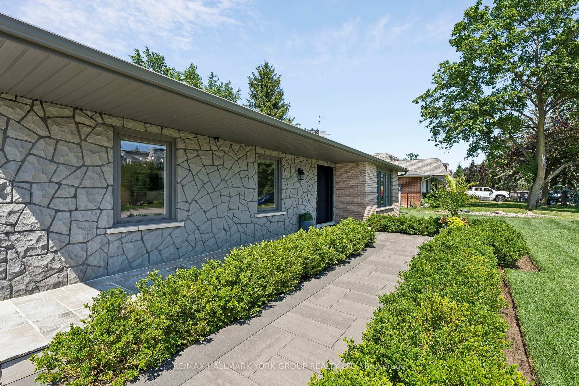 Photo 11 of 256 Banner Lane, King, King City — HOMEH