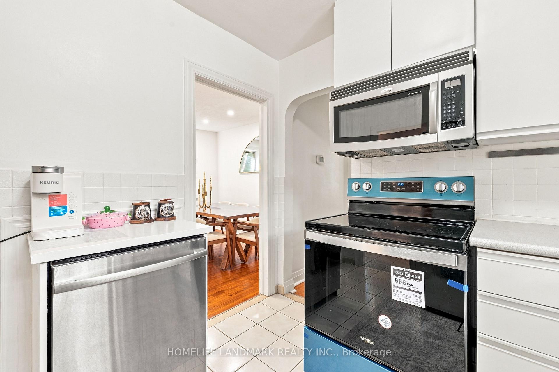 Photo 11 of 33 Ash Crescent, Etobicoke, Long Branch — HOMEH