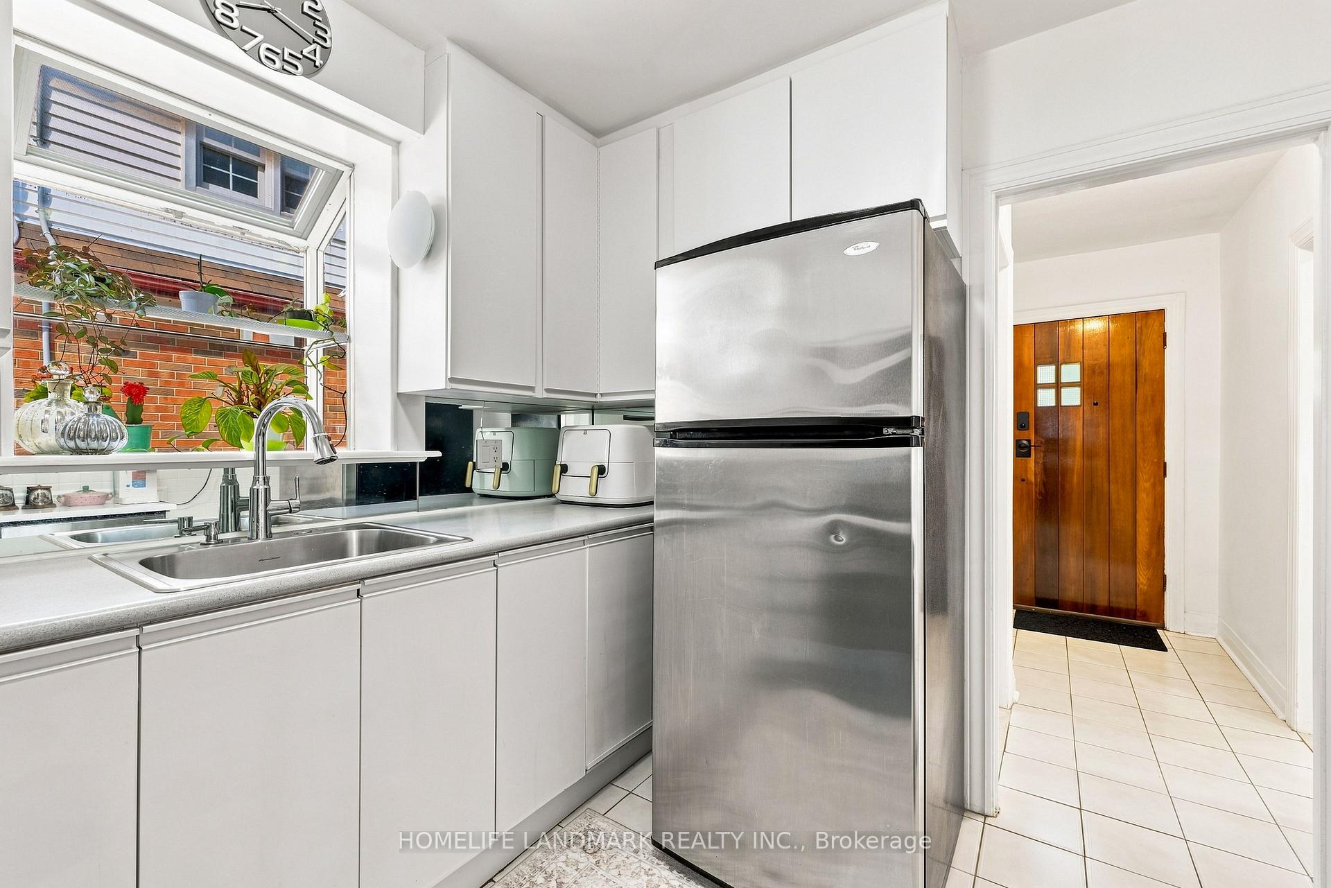 Photo 12 of 33 Ash Crescent, Etobicoke, Long Branch — HOMEH