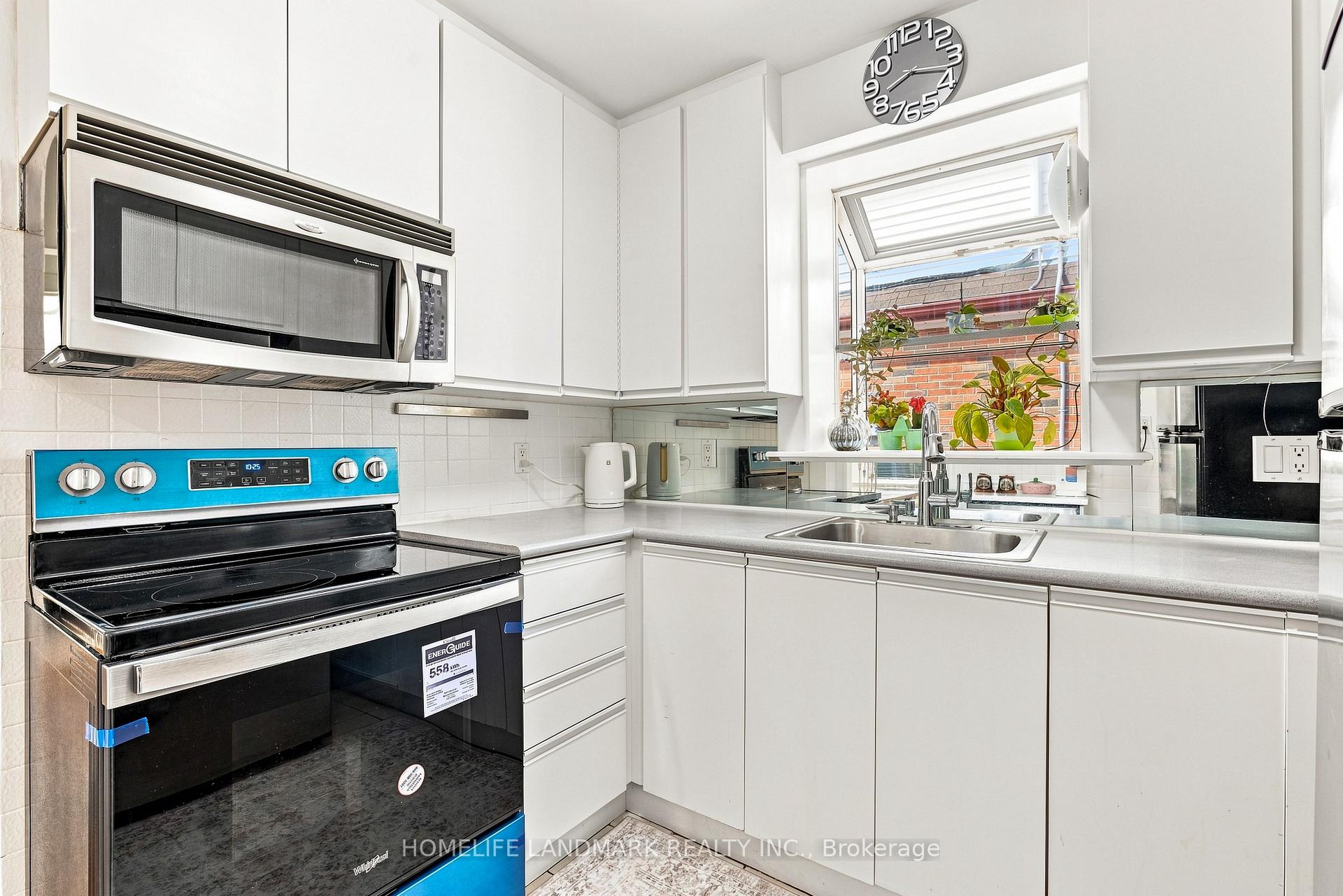 Photo 13 of 33 Ash Crescent, Etobicoke, Long Branch — HOMEH