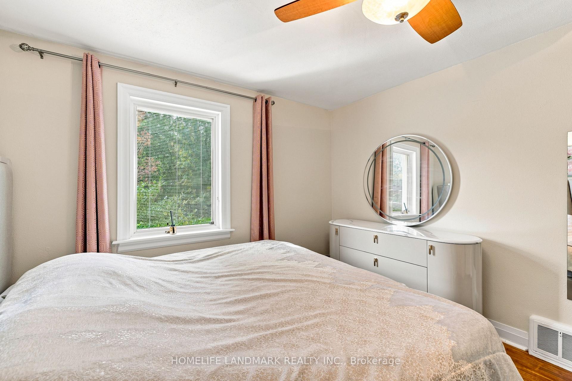 Photo 16 of 33 Ash Crescent, Etobicoke, Long Branch — HOMEH
