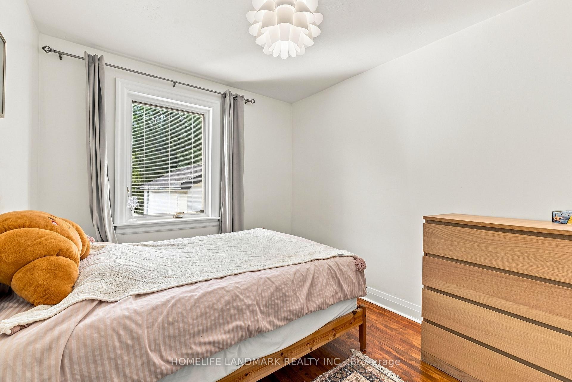 Photo 19 of 33 Ash Crescent, Etobicoke, Long Branch — HOMEH