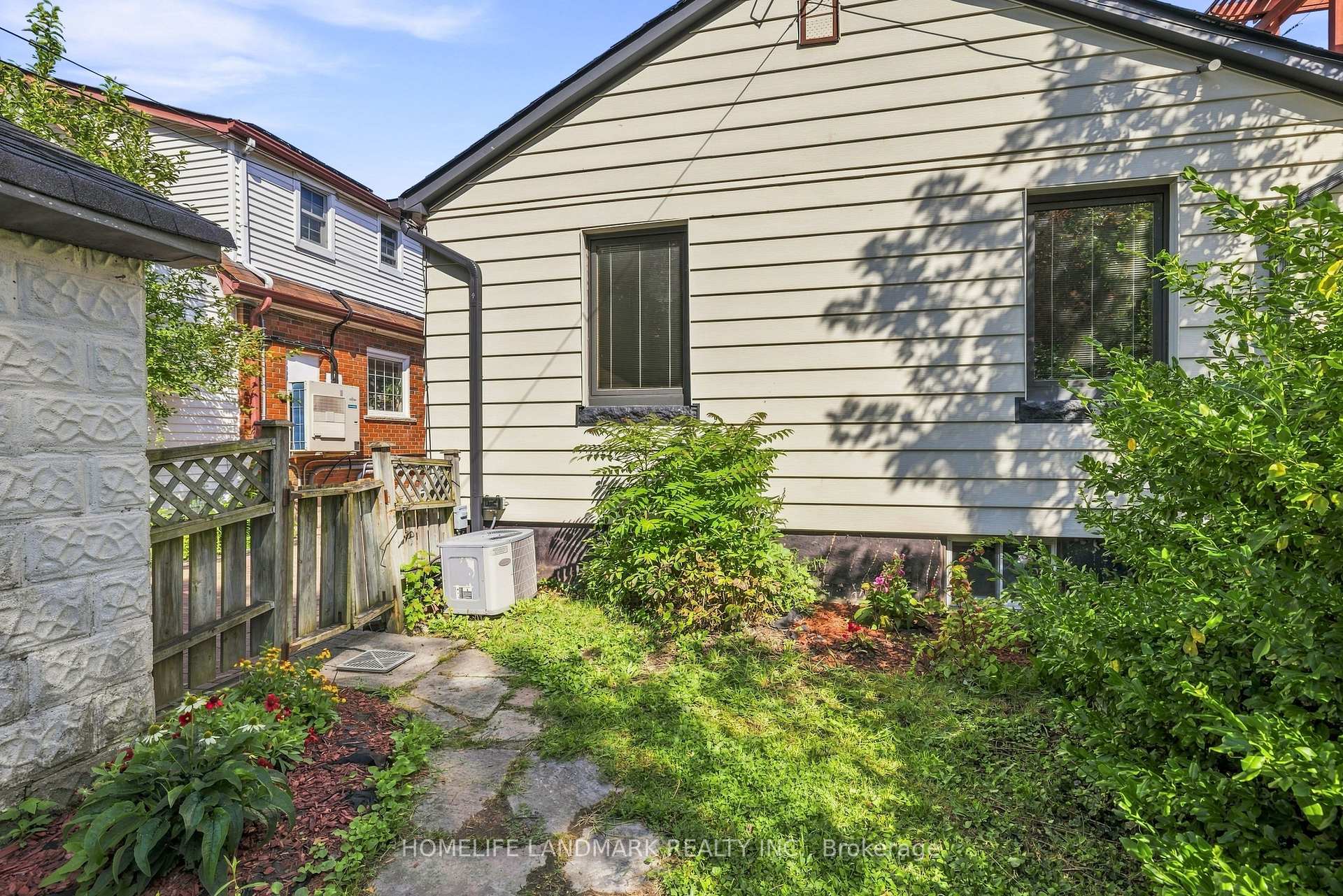 Photo 31 of 33 Ash Crescent, Etobicoke, Long Branch — HOMEH