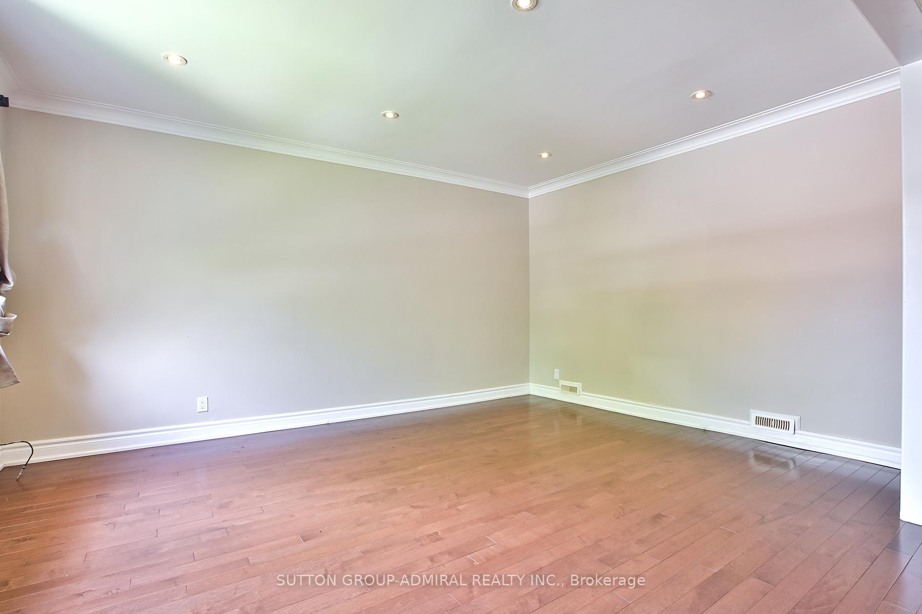 Photo 8 of 33 Regina Avenue, Toronto, Englemount-Lawrence — HOMEH