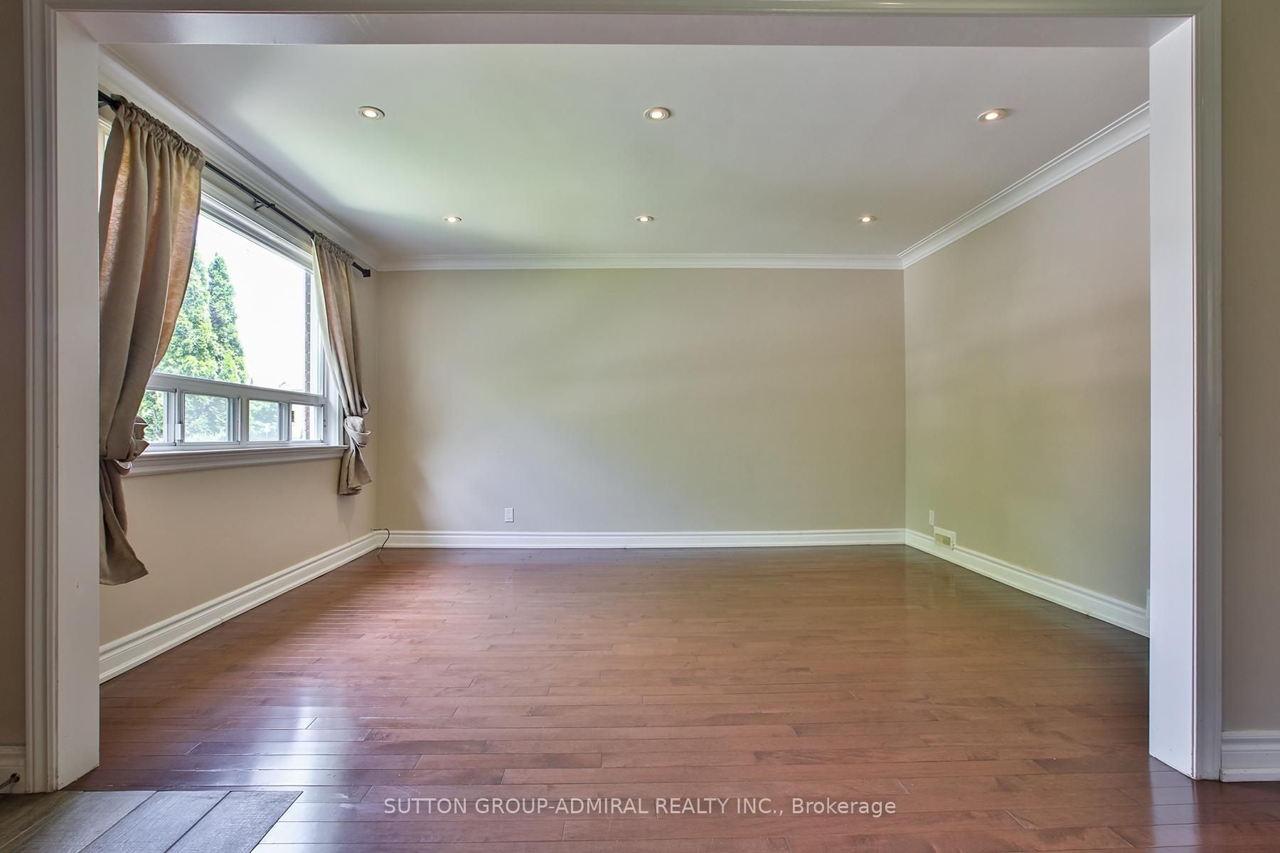 Photo 11 of 33 Regina Avenue, Toronto, Englemount-Lawrence — HOMEH