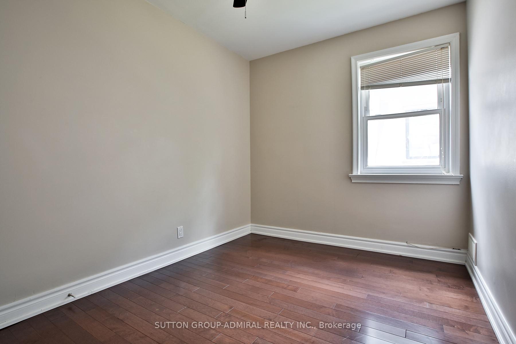 Photo 12 of 33 Regina Avenue, Toronto, Englemount-Lawrence — HOMEH