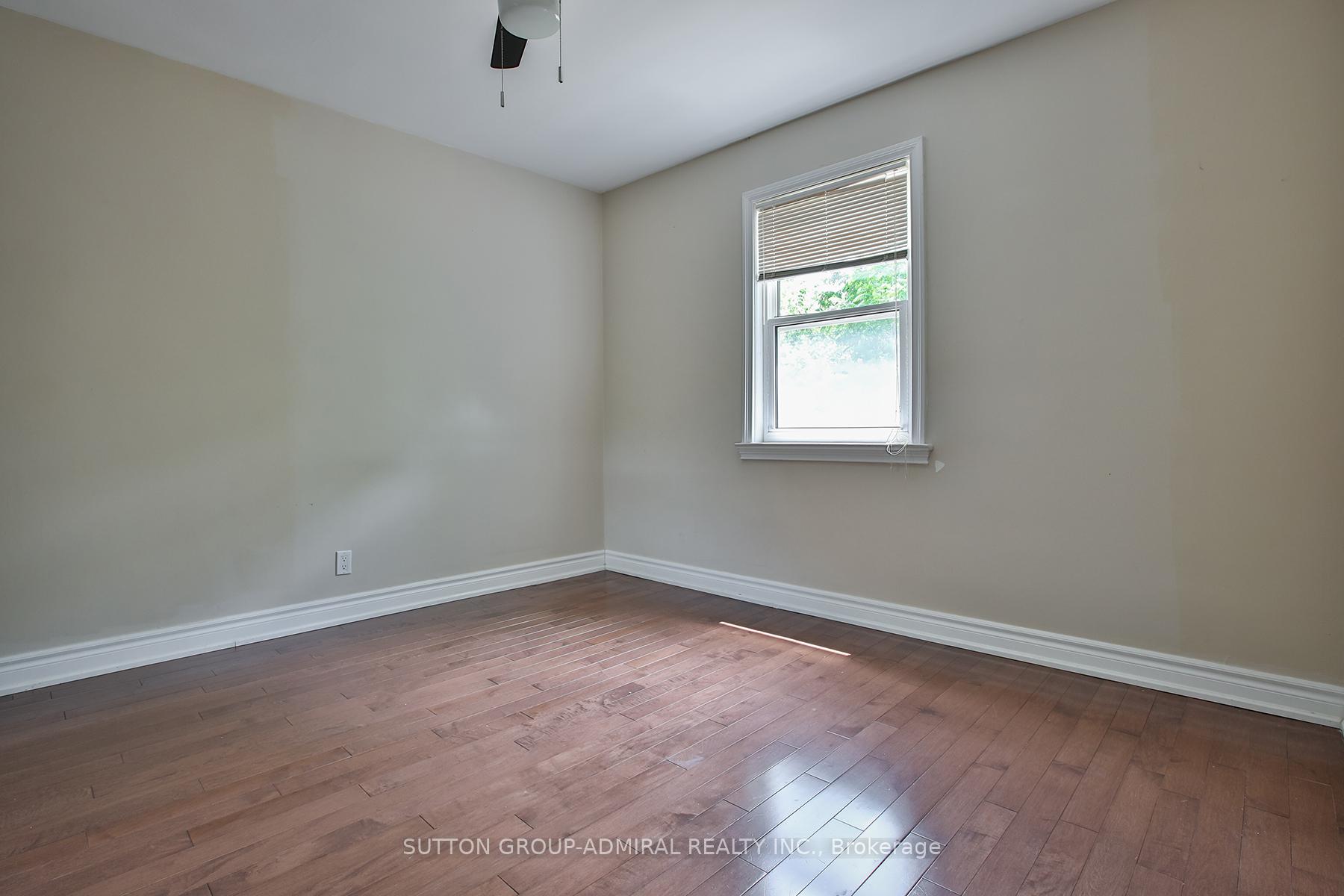 Photo 14 of 33 Regina Avenue, Toronto, Englemount-Lawrence — HOMEH