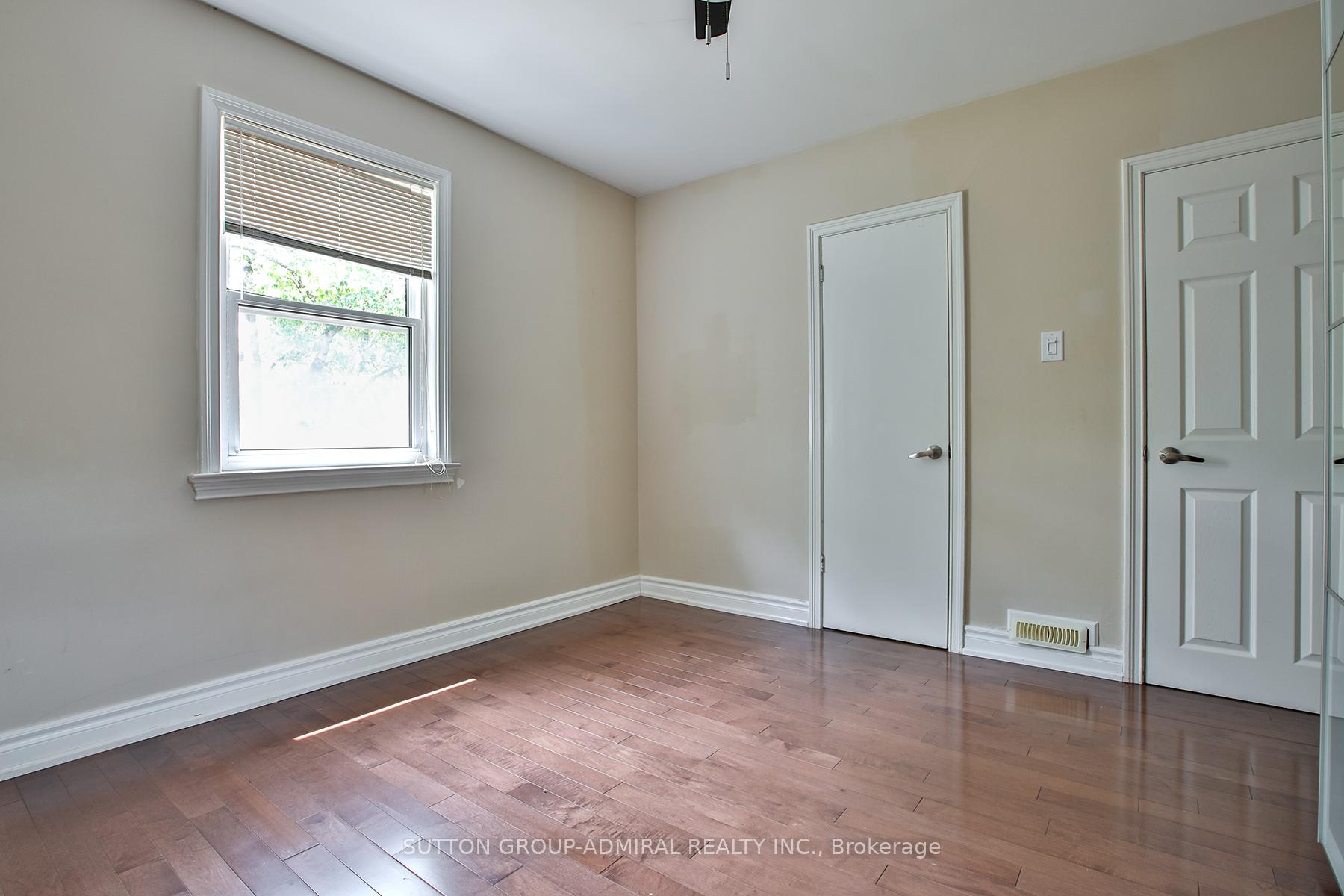 Photo 16 of 33 Regina Avenue, Toronto, Englemount-Lawrence — HOMEH
