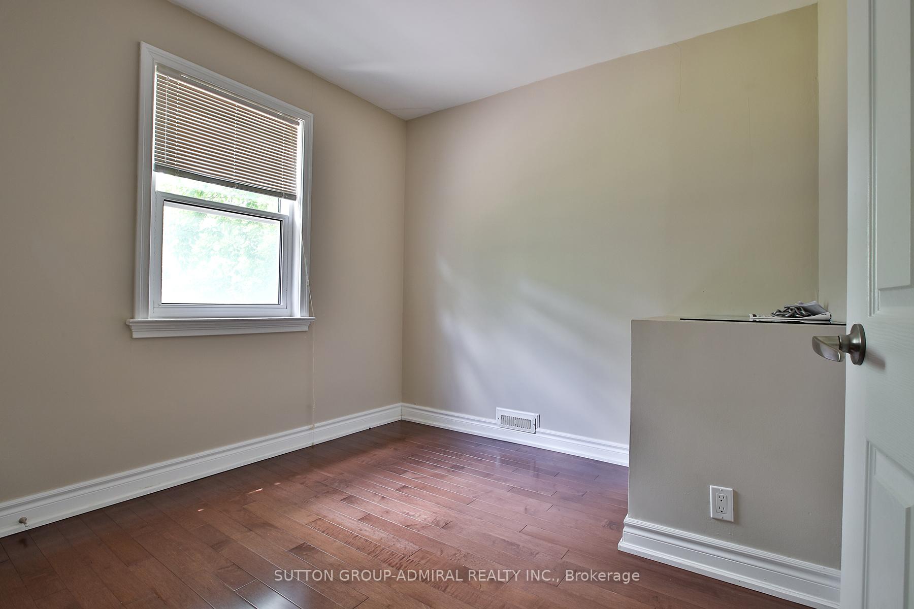 Photo 17 of 33 Regina Avenue, Toronto, Englemount-Lawrence — HOMEH