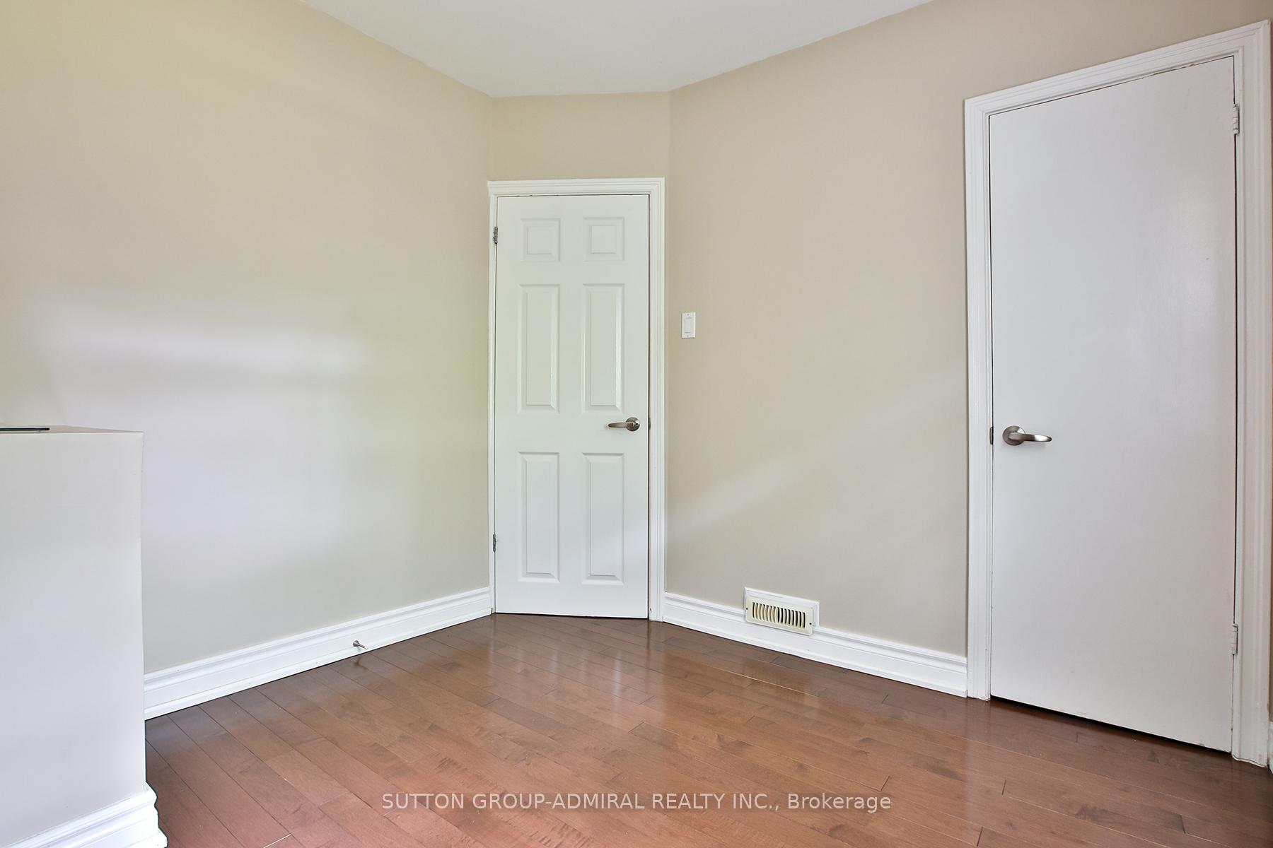 Photo 18 of 33 Regina Avenue, Toronto, Englemount-Lawrence — HOMEH