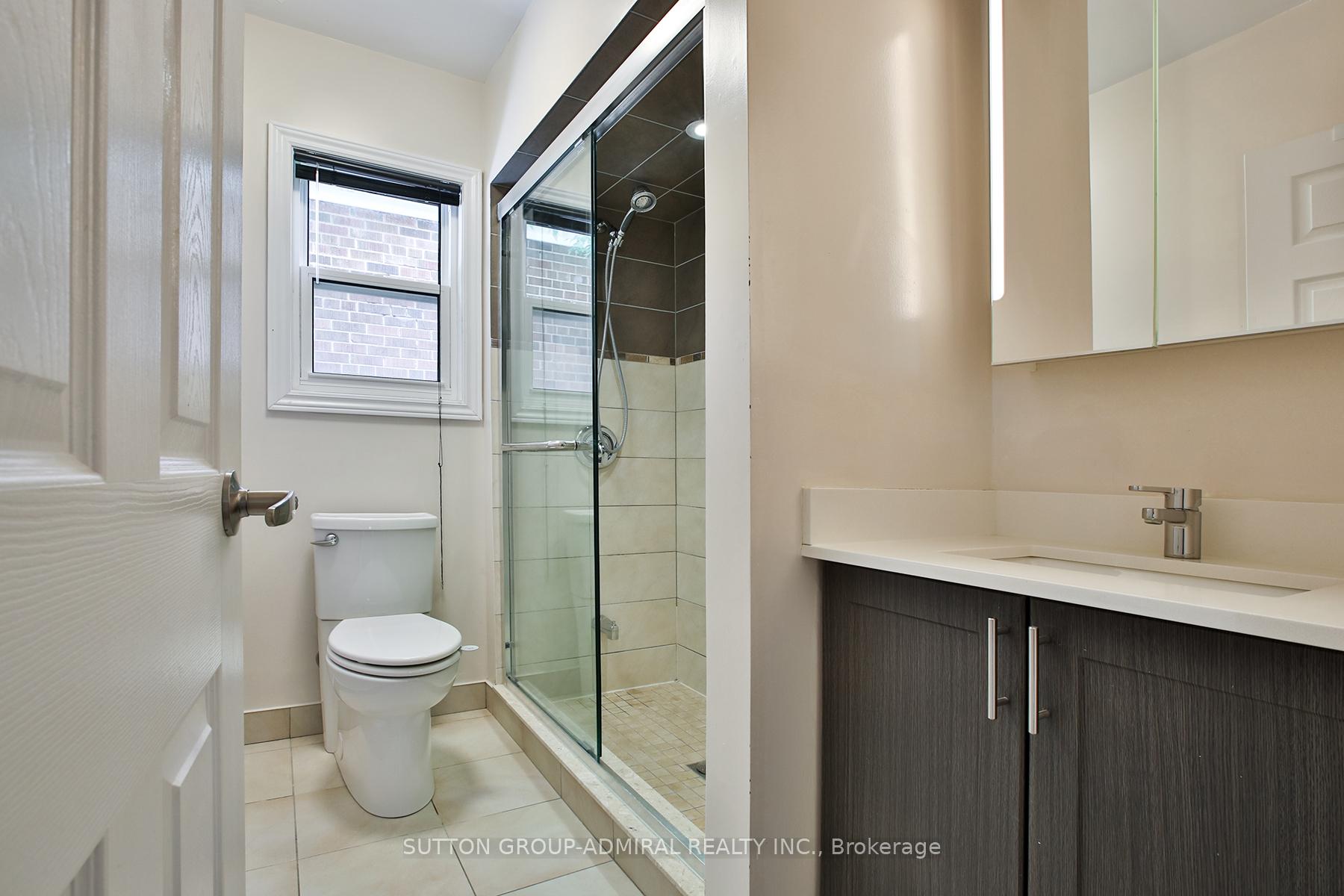 Photo 19 of 33 Regina Avenue, Toronto, Englemount-Lawrence — HOMEH