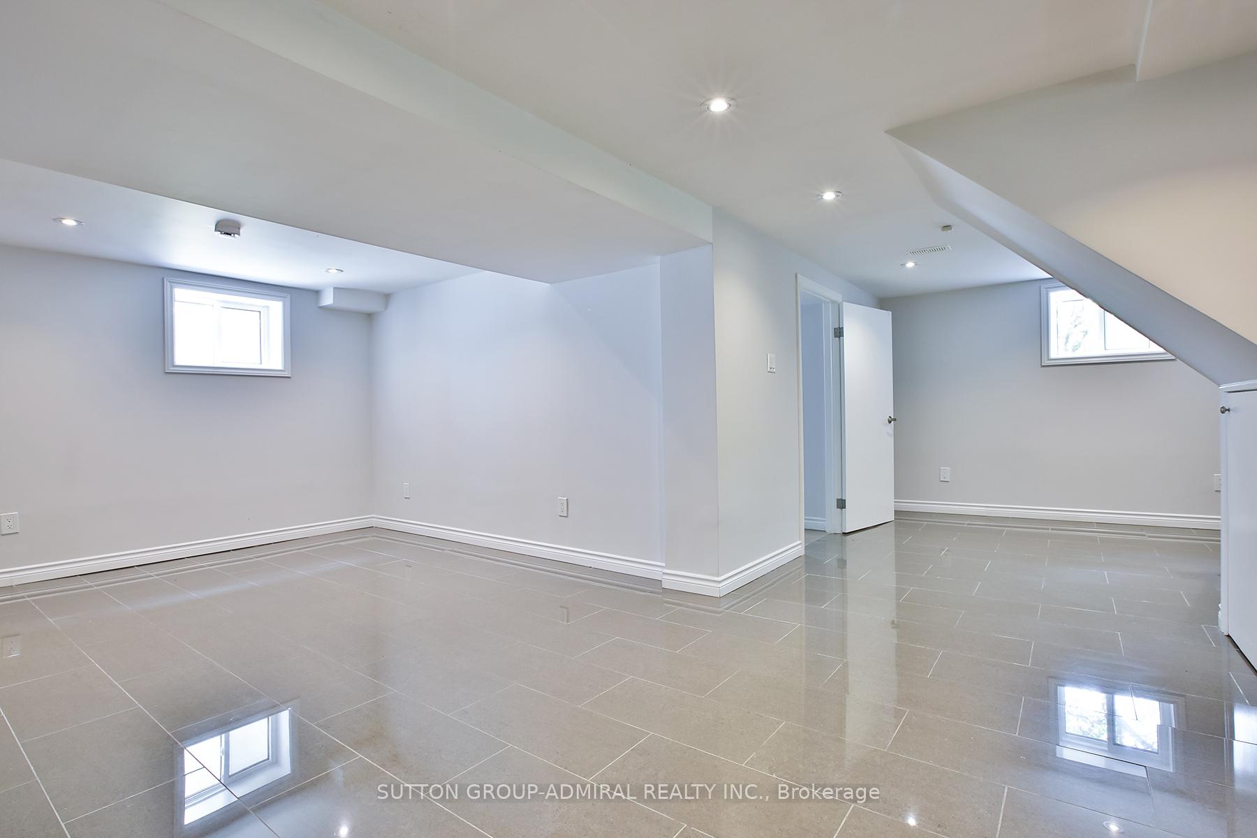 Photo 23 of 33 Regina Avenue, Toronto, Englemount-Lawrence — HOMEH