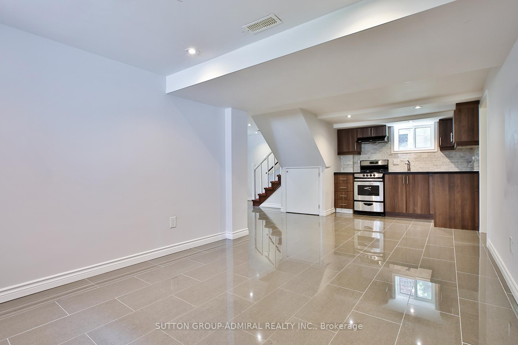 Photo 24 of 33 Regina Avenue, Toronto, Englemount-Lawrence — HOMEH